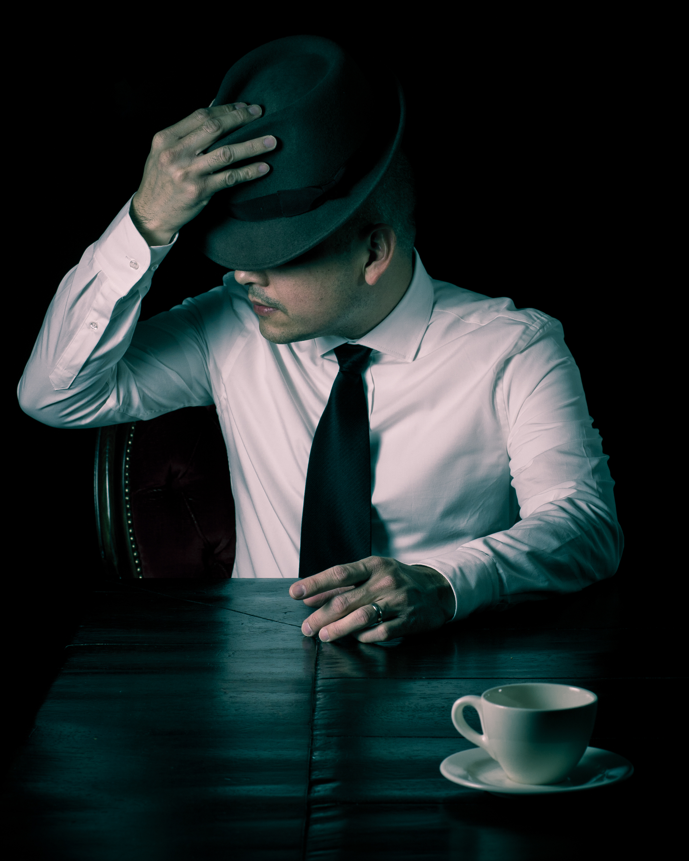 man-met-hoed-aan-tafel-2