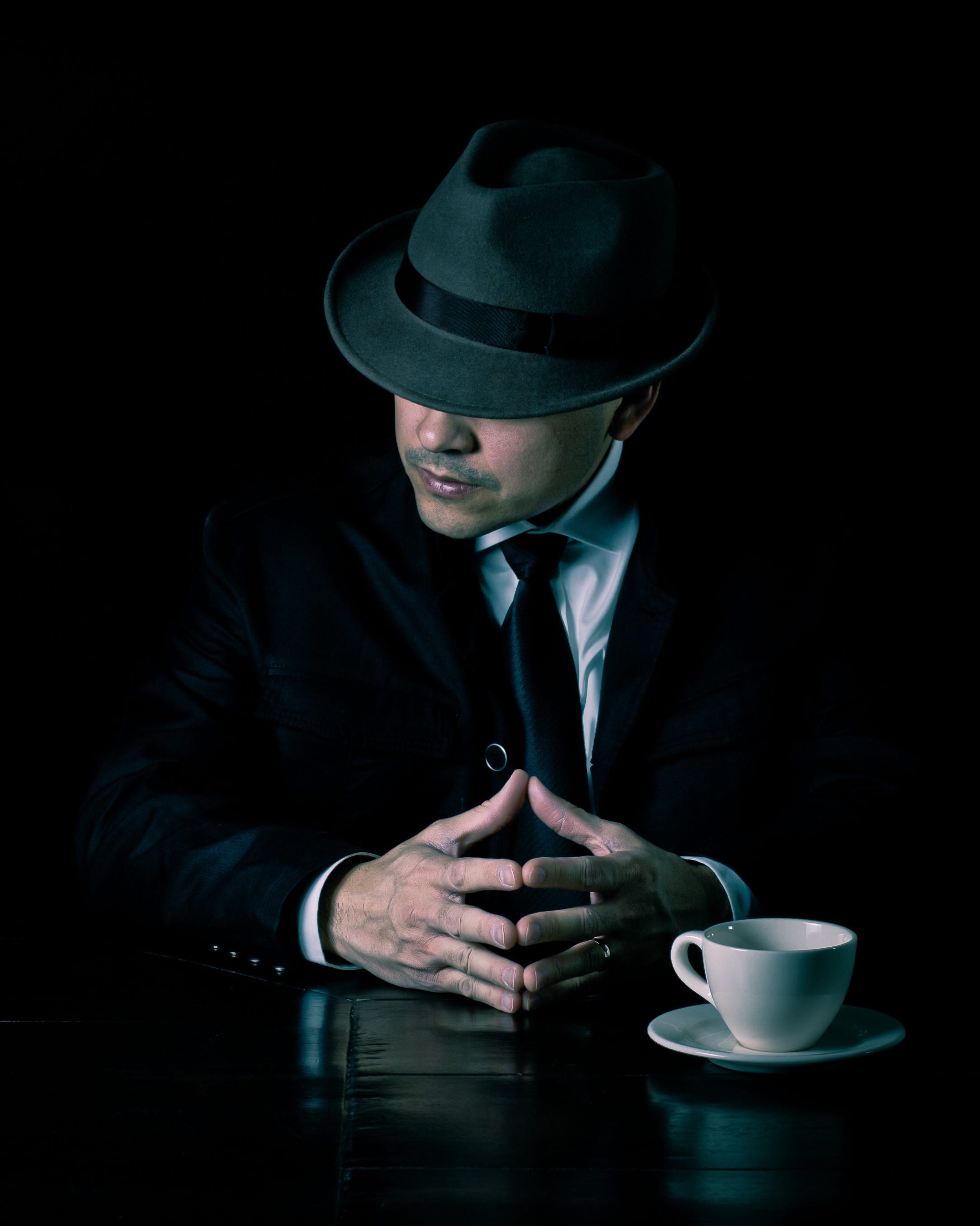 man-met-hoed-aan-tafel-1