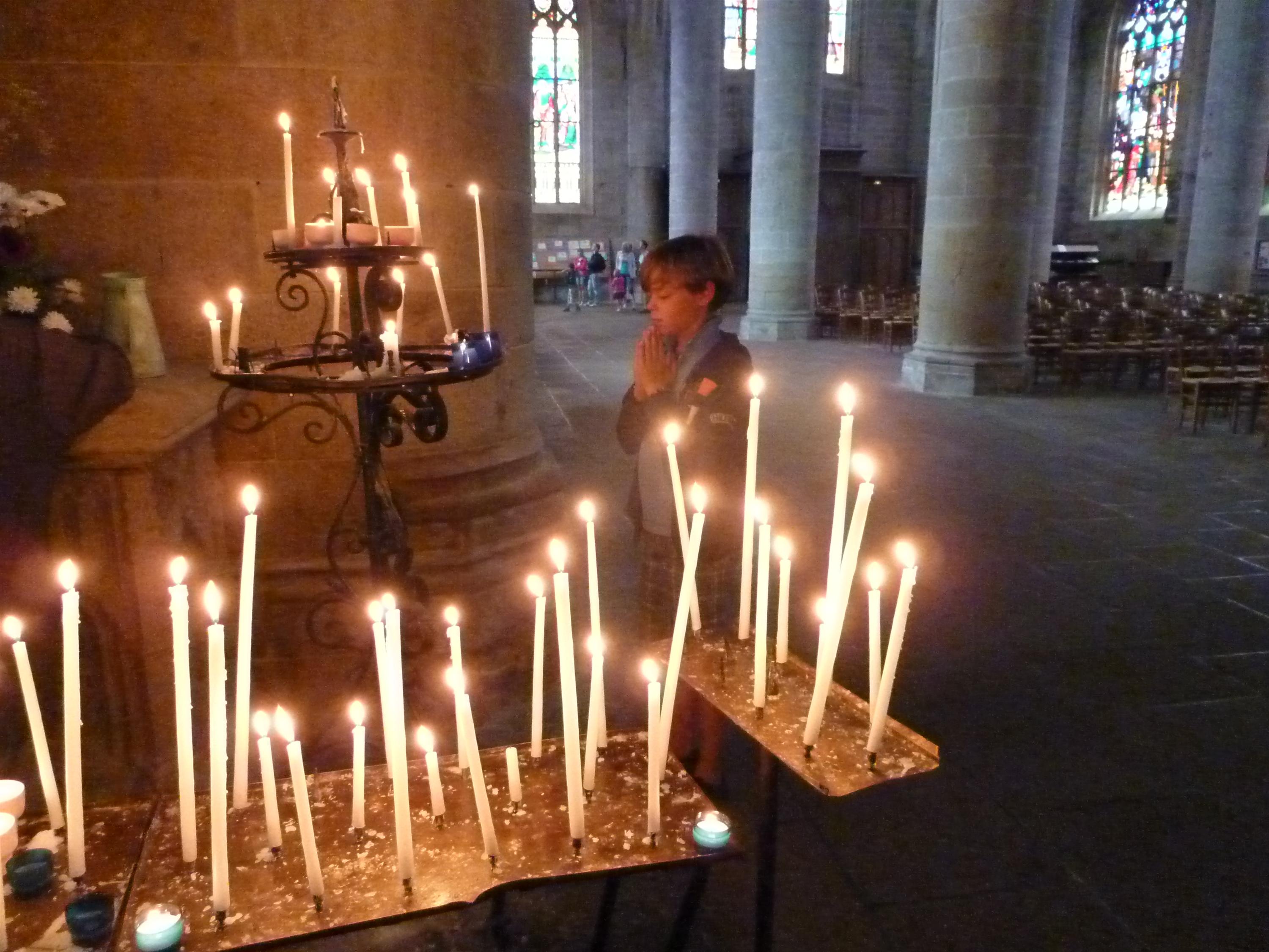 een-aandoenlijk-beeld-in-de-kathedraal-van-dinan-fr