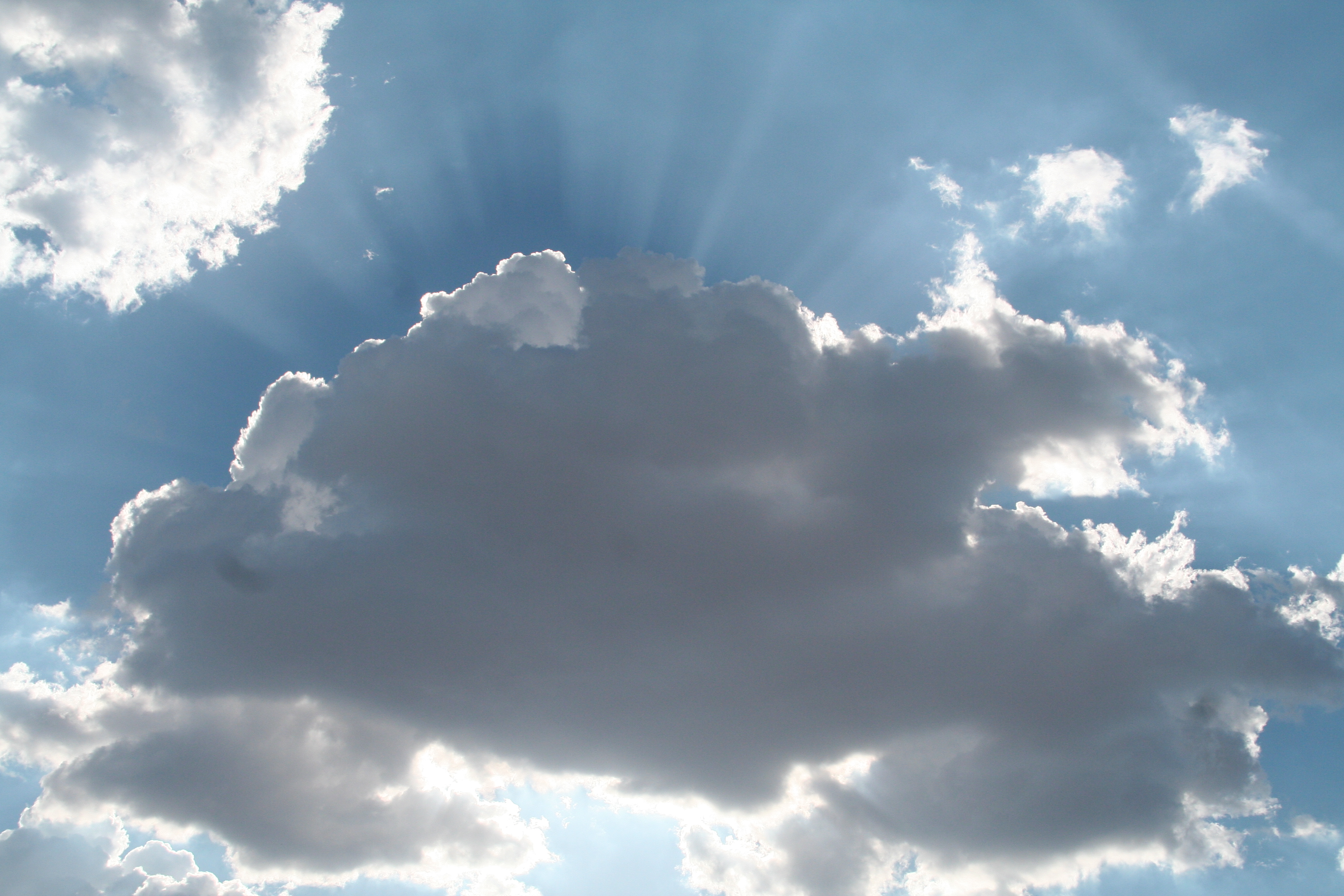 achter-de-wolken-schijnt-de-zon-1