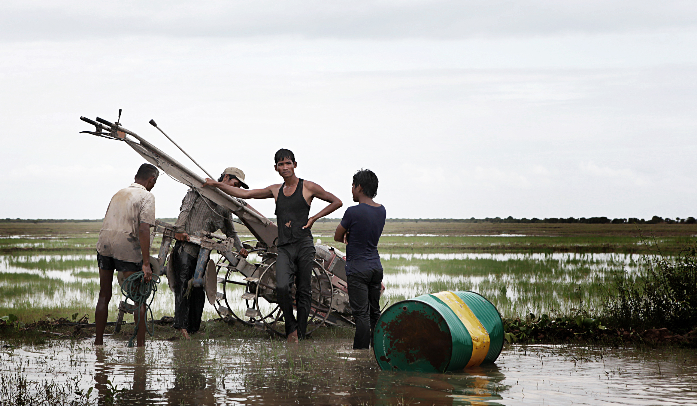 workers-tonle-sap-in-monsoon-season
