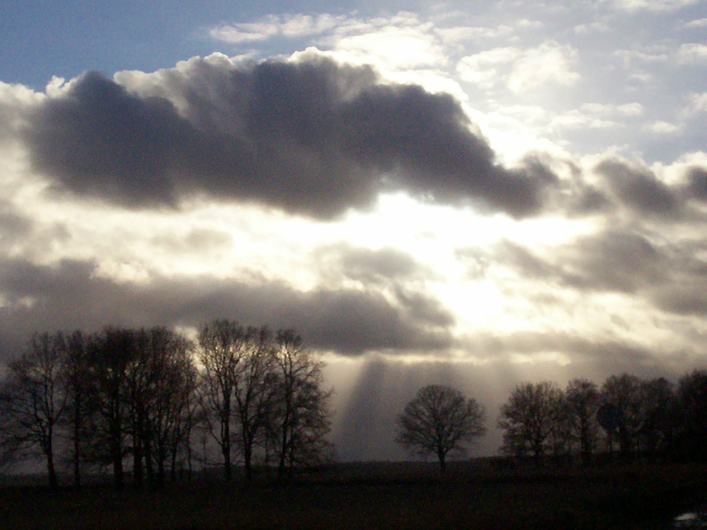 achter-de-wolken-schijnt-de-zon-2
