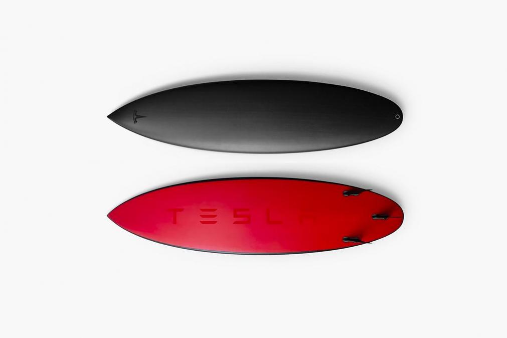 tesla-lanceert-surfplank-en-die-is-nu-al-uitverkocht