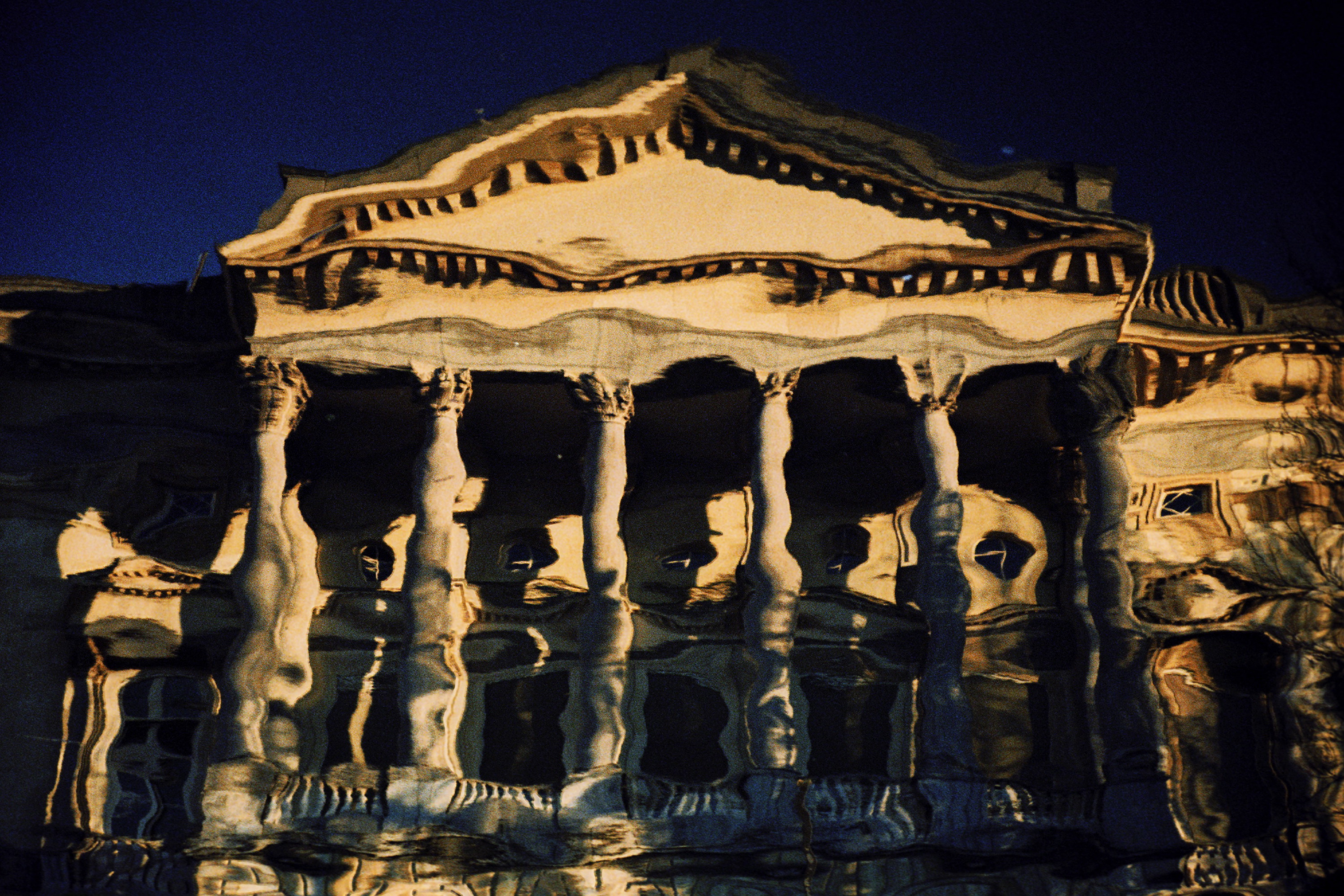 reflectie-van-oude-gerechtsgebouw-in-rivier-de-leie-gent