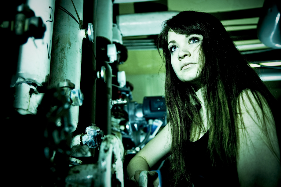 jonge-vrouw-in-machinekamer