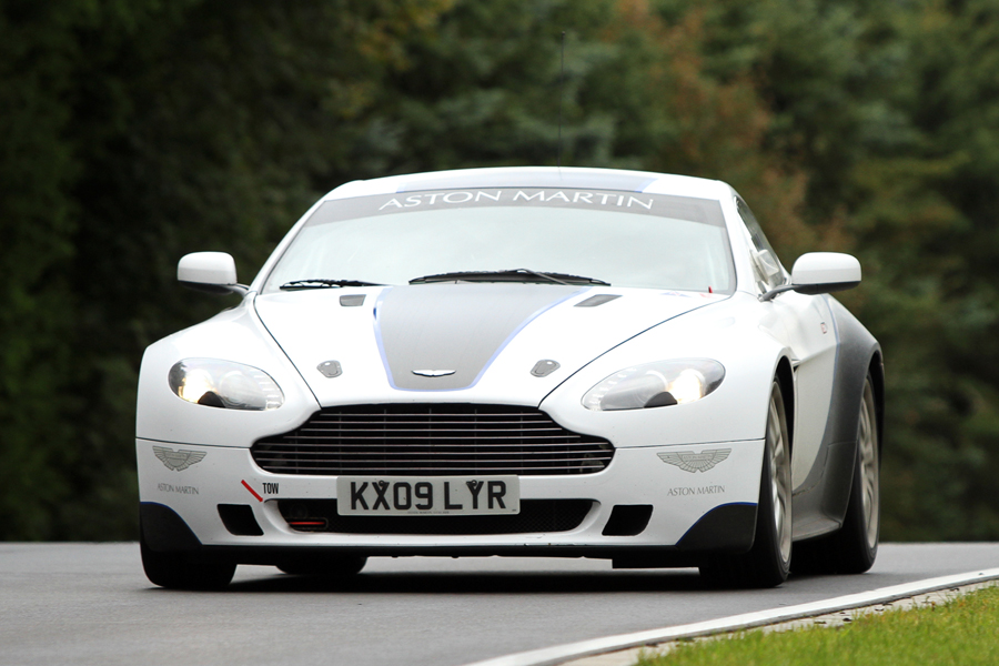 aston-martin-v8-vantage-n420-op-de-nurburgring