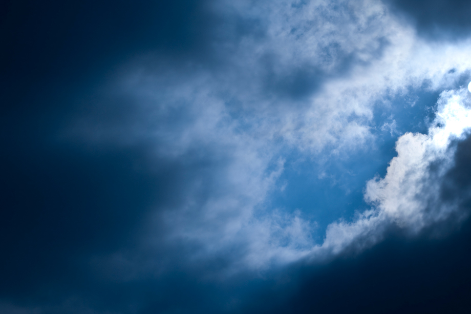 de-zon-die-door-de-wolken-breekt-in-de-vroege-morgen