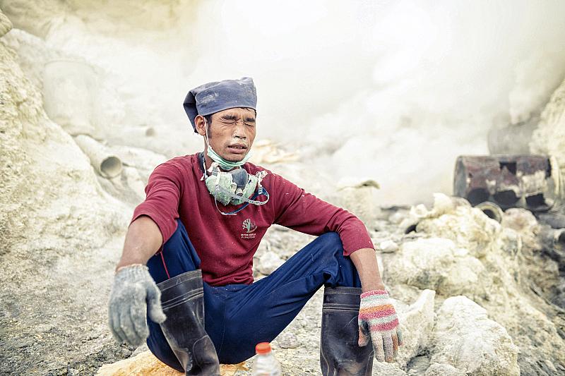 sulfur-miner-2