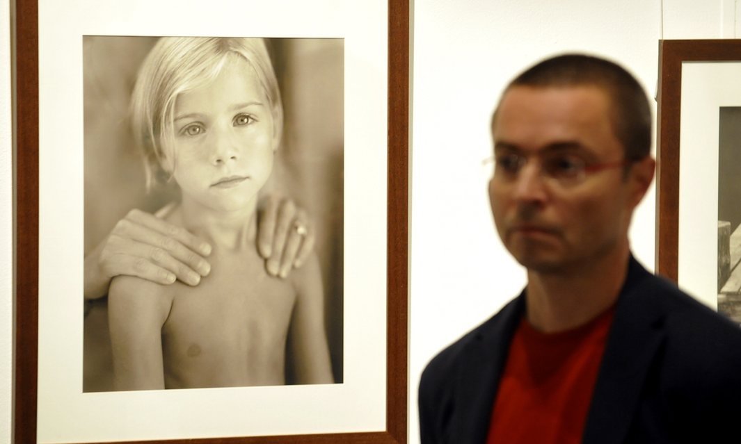 werk-van-jock-sturges-bekogeld-met-urine-in-moskou