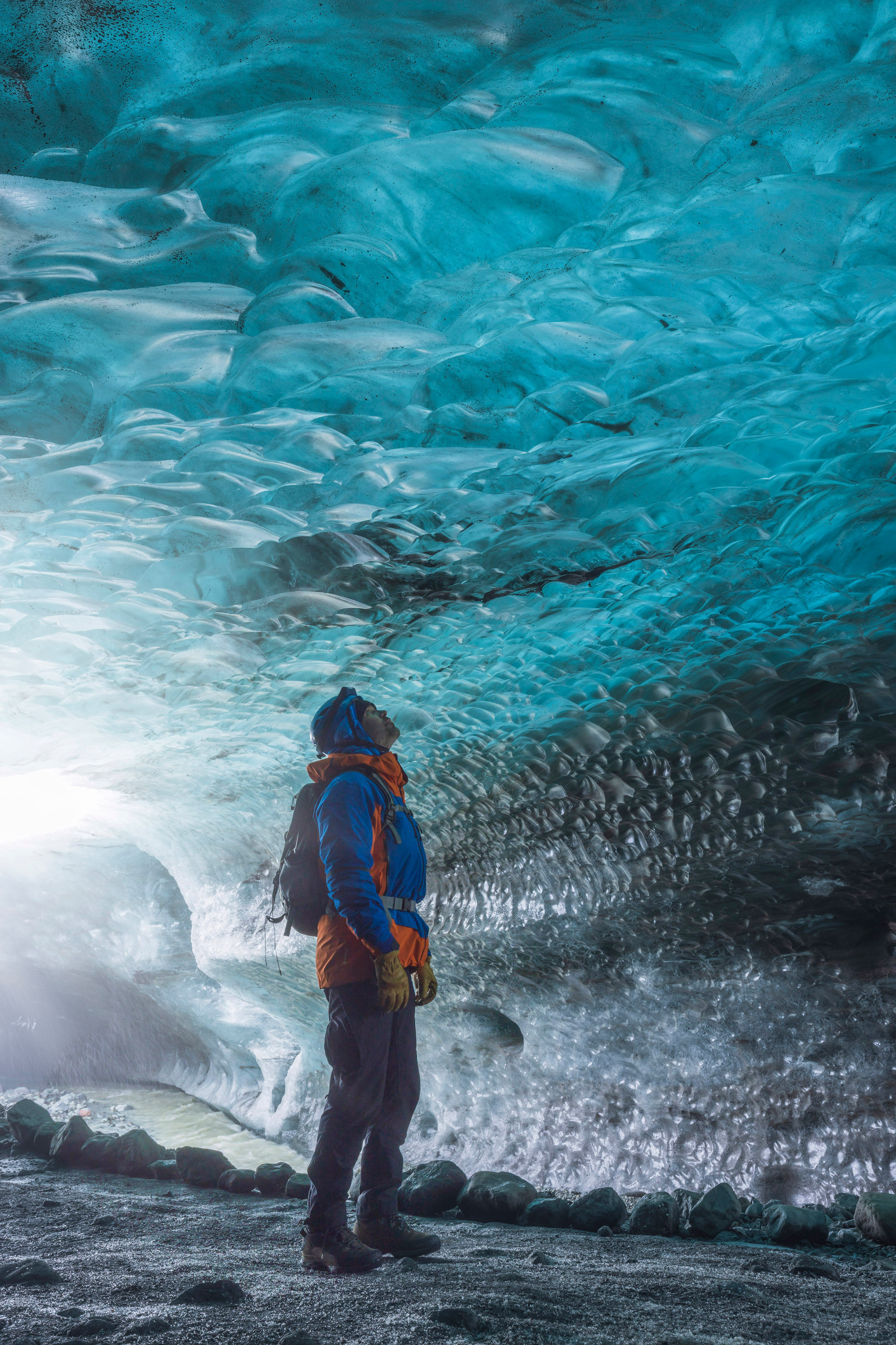 ijsgrot-onder-de-vatnaj%C3%B6kull-gletsjer-in-ijsland