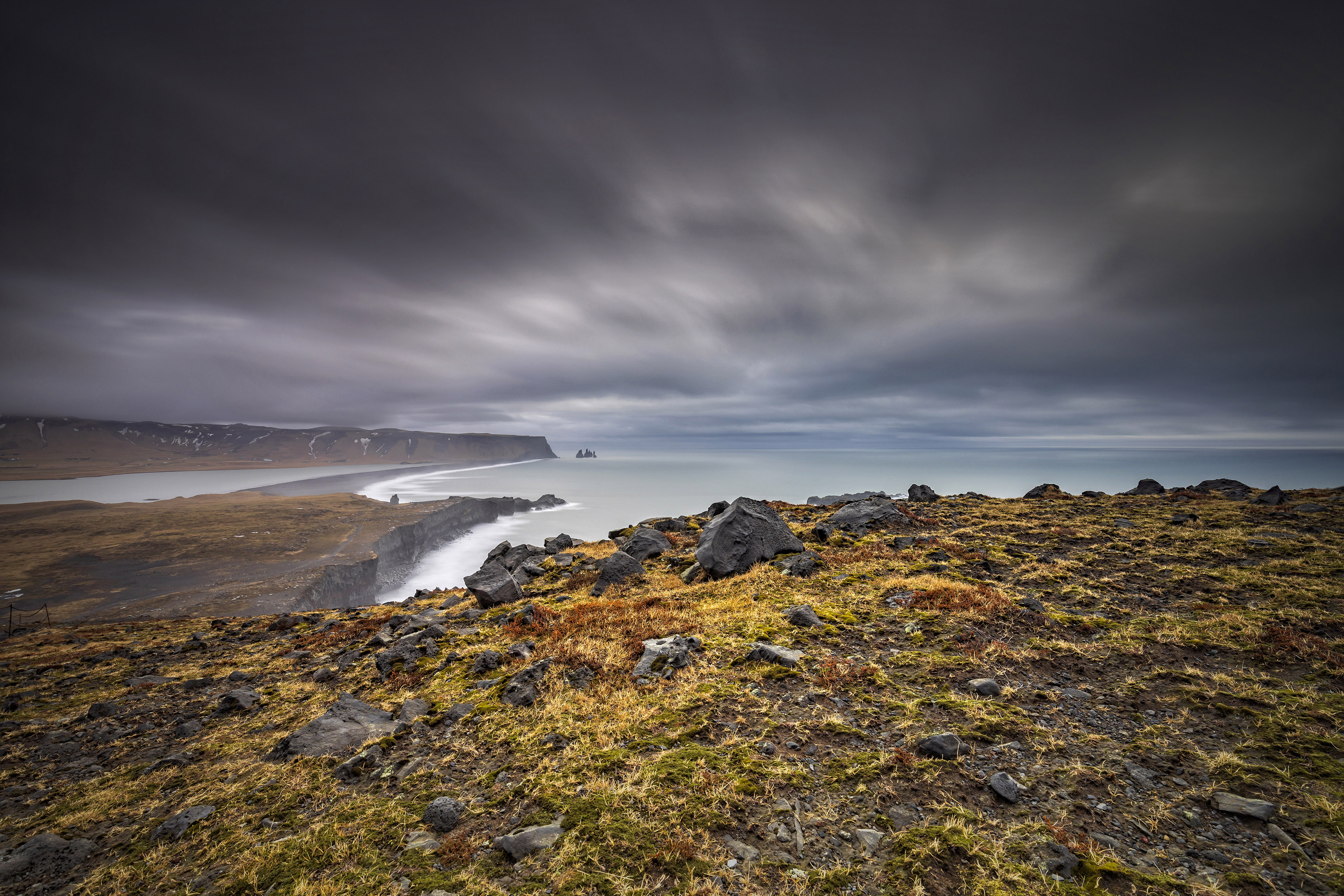 donkere-lucht-boven-black-sand-beach
