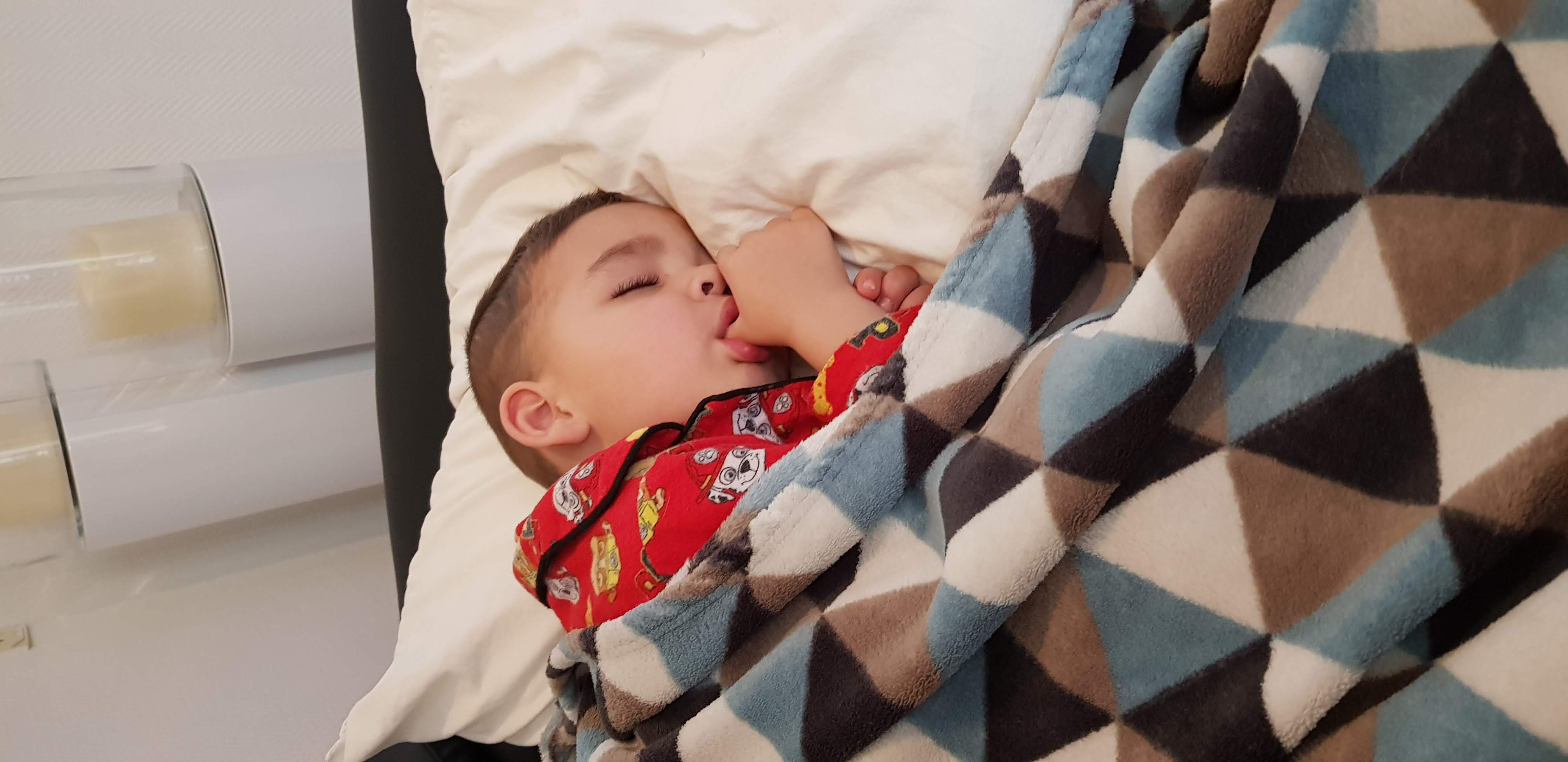 lekker-bij-oma-en-opa-op-de-bank