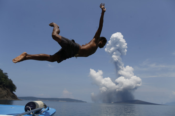 de-relatie-tussen-mens-en-vulkaan-meesterlijk-in-beeld-gebracht-door-cris-toala-olivares