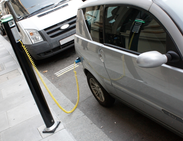 werkgevers-moeten-elektrisch-rijden-meer-gaan-stimuleren