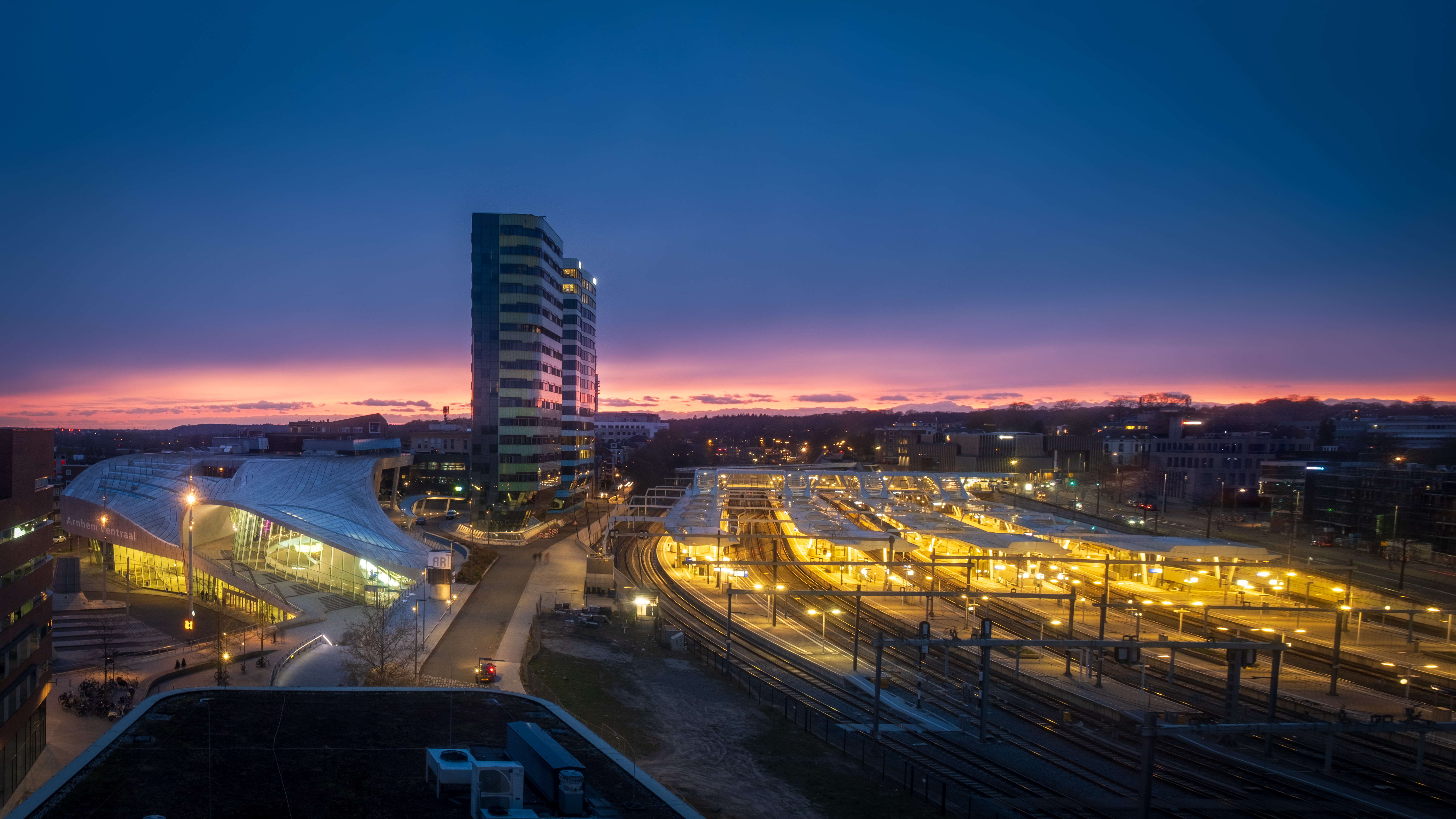 arnhem-station-en-de-rijn-en-park-toren-in-arnhem-gelderland-tijdens-het