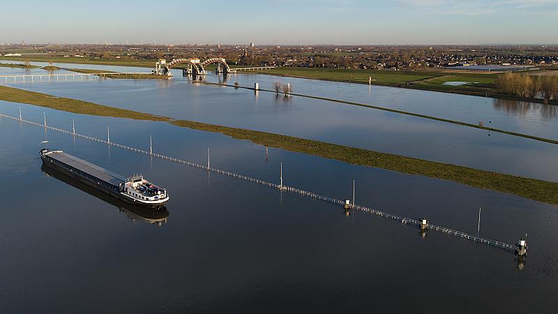 hoog-water-in-de-nederrijn-bij-het-stuw-en-sluizencomplex-ter-hoogte