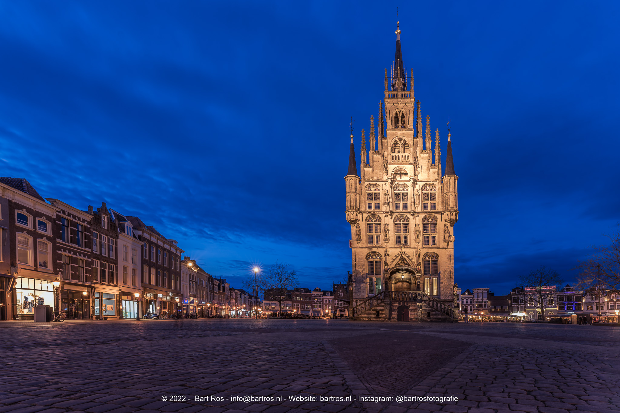 het-stadhuis-van-gouda-tijdens-het-blauwe-uurtje