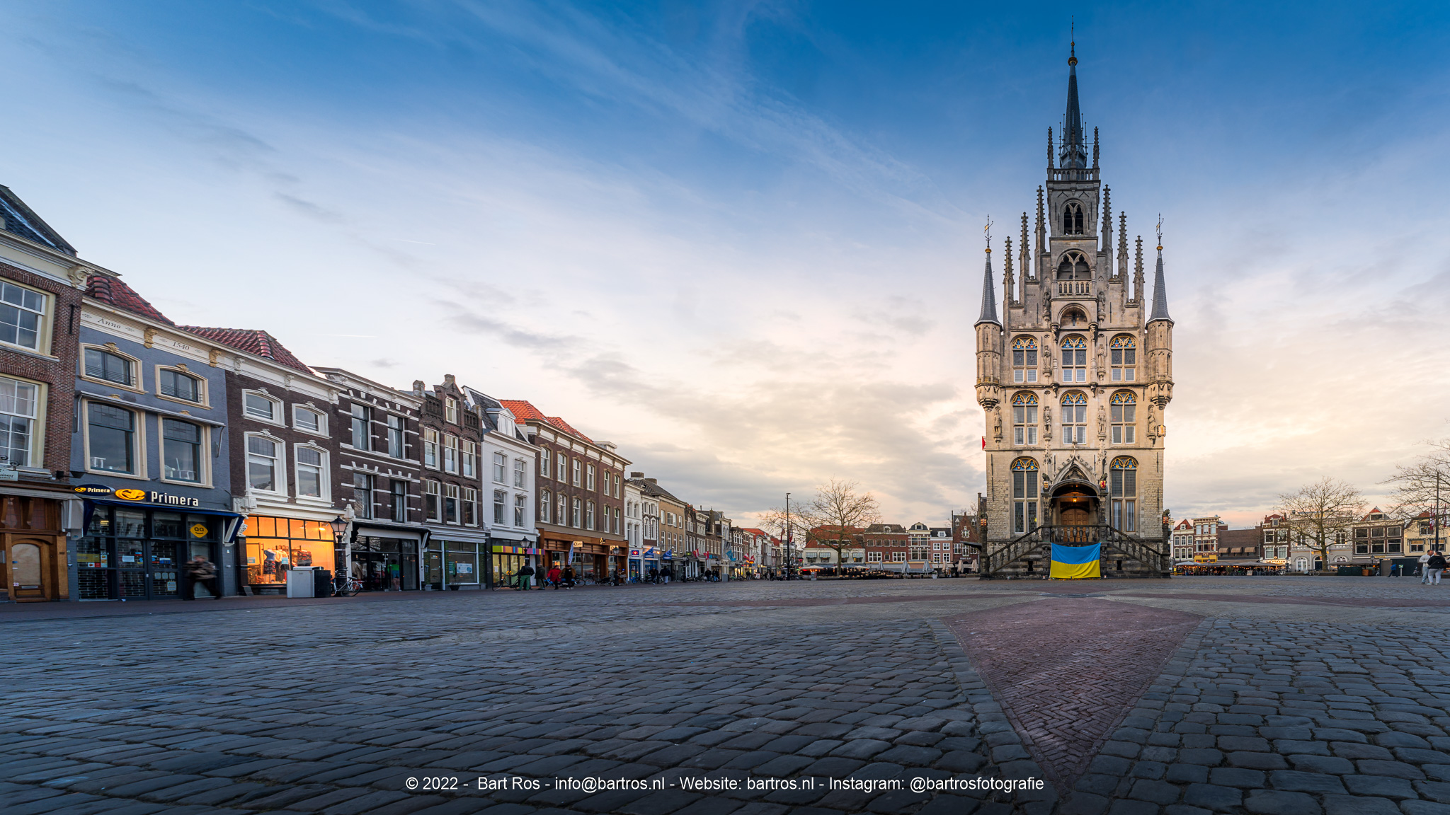 het-stadhuis-van-gouda-tijdens-de-zonsondergang