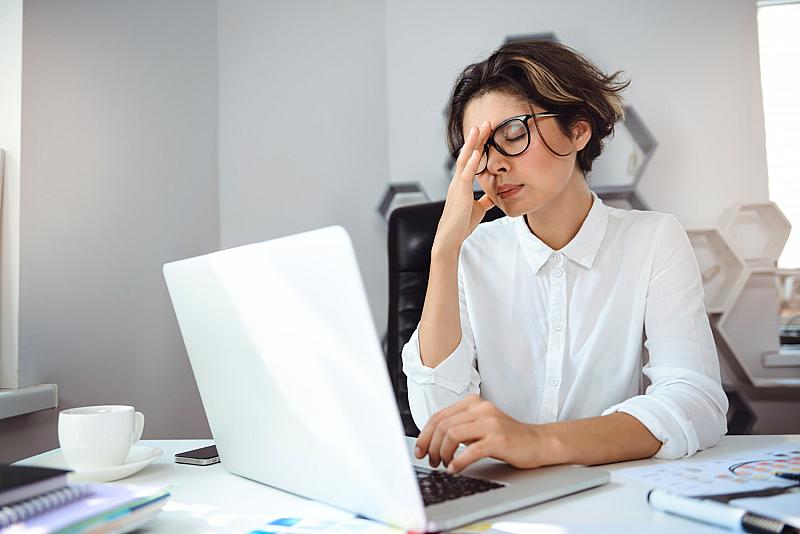 zenuwpijn-in-het-gezicht-de-tol-van-stress-op-werk