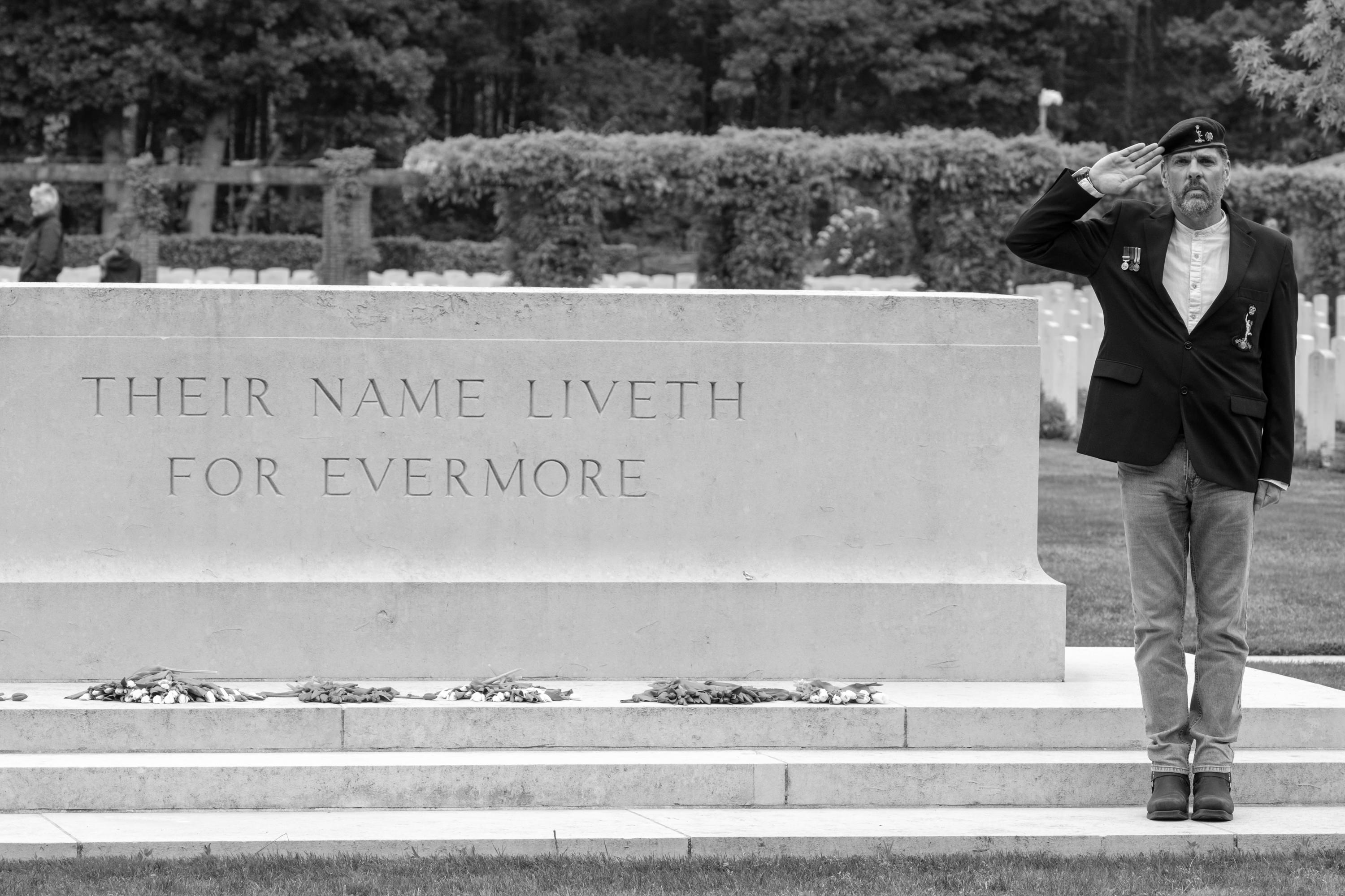 engelsman-bezoekt-familieleden-op-oorlogsgraf