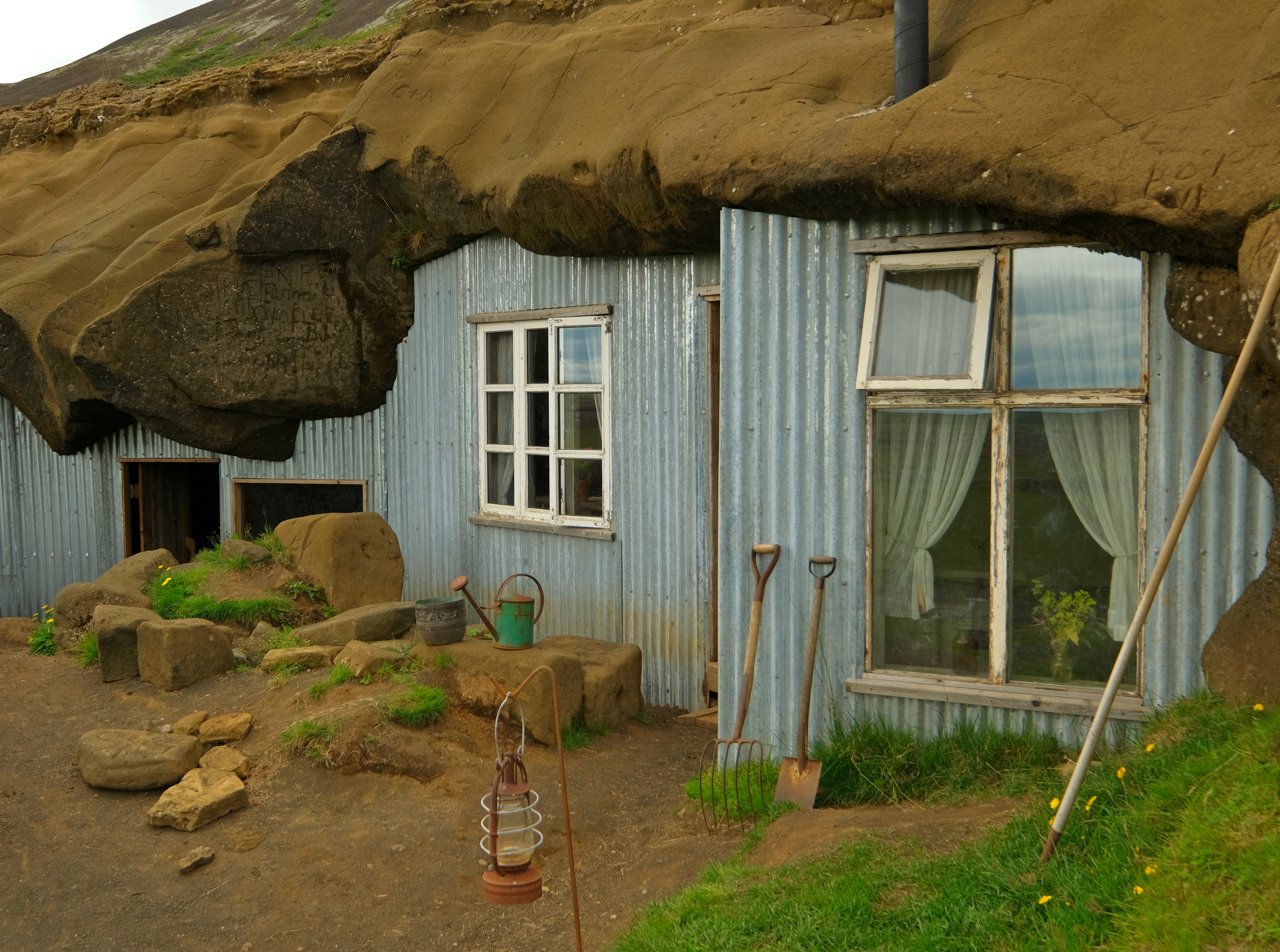 grot-van-laugarvatn-ijsland