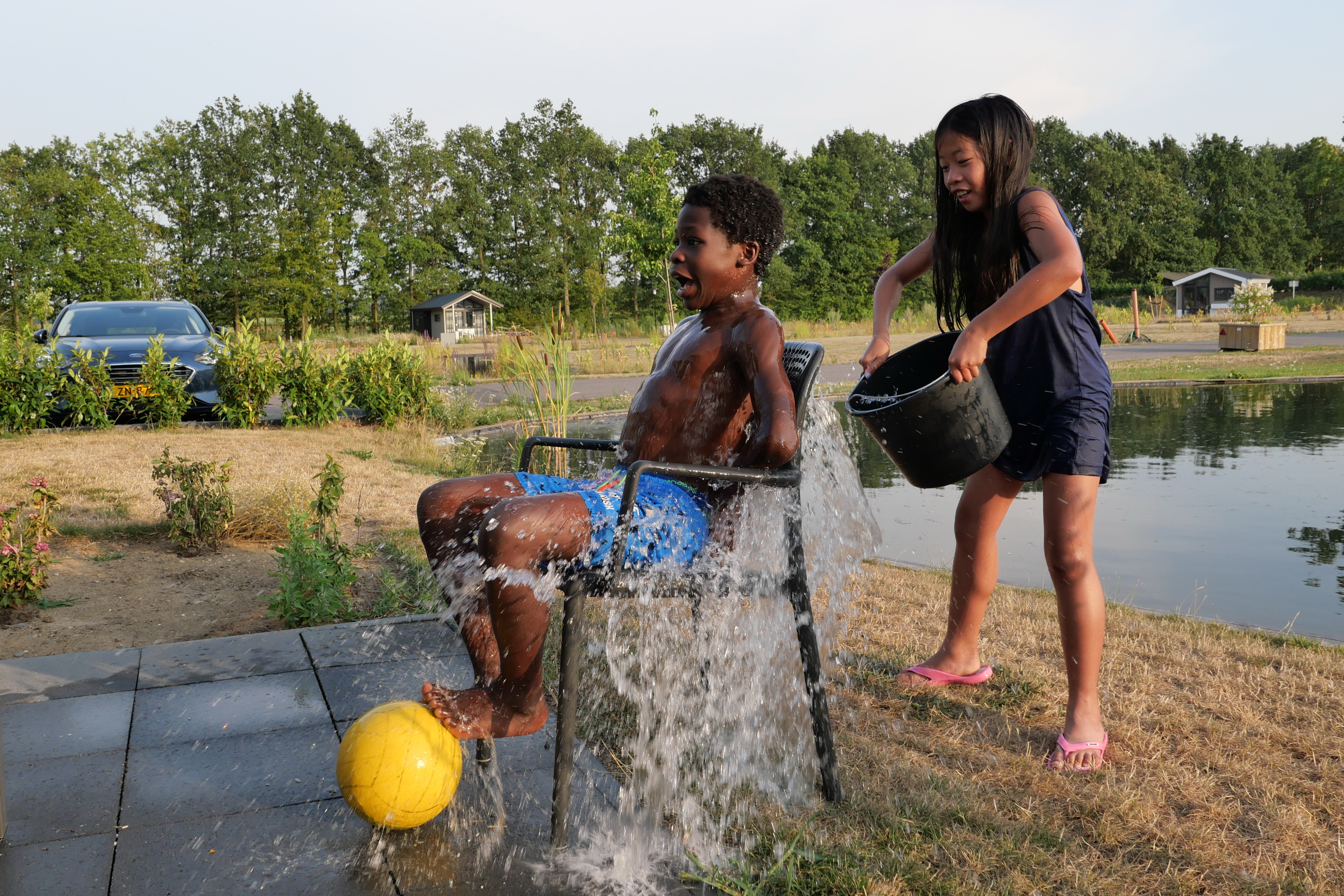afkoelen-met-een-emmer-water