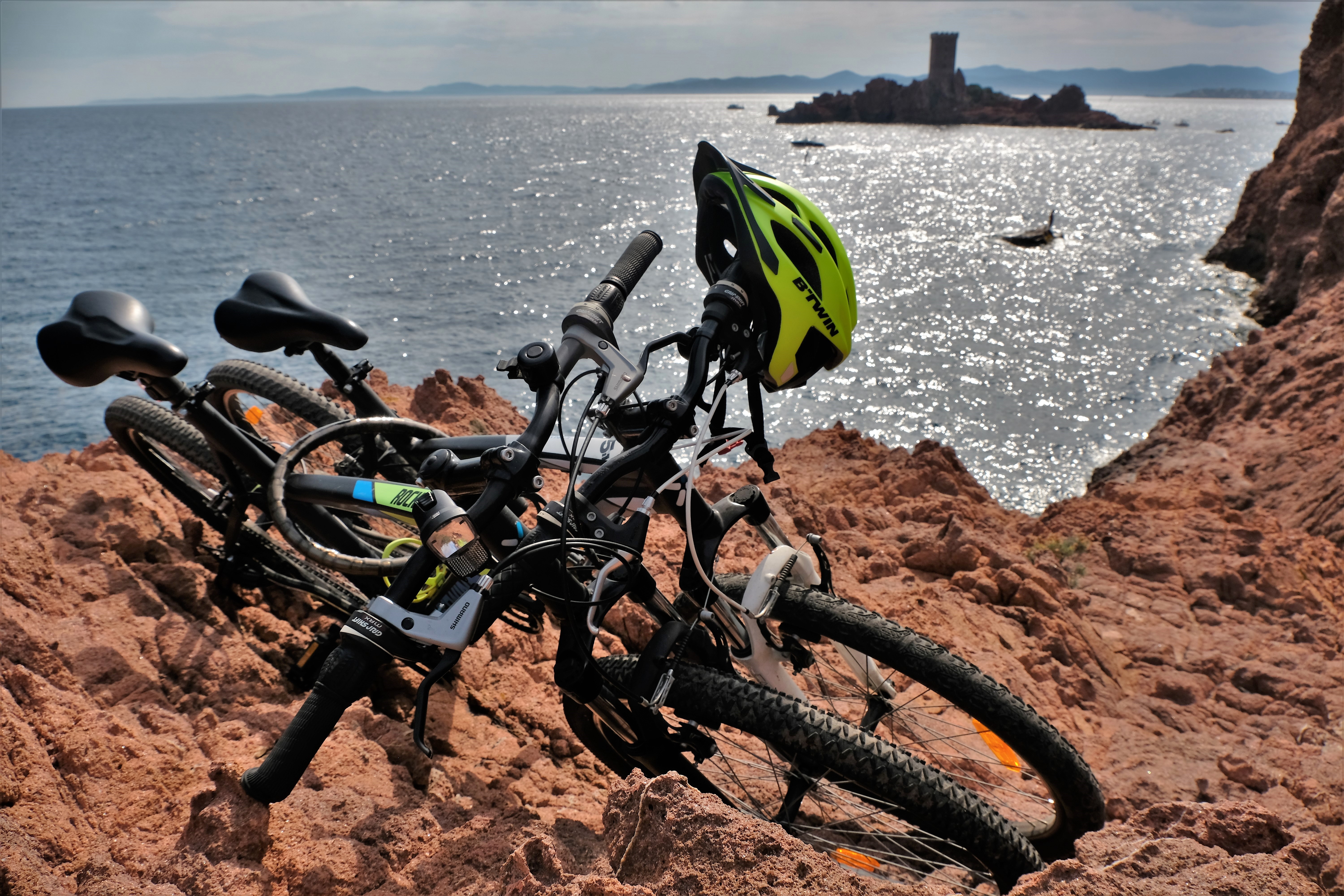 mountainbikes-op-de-rode-rotsen-van-de-provence