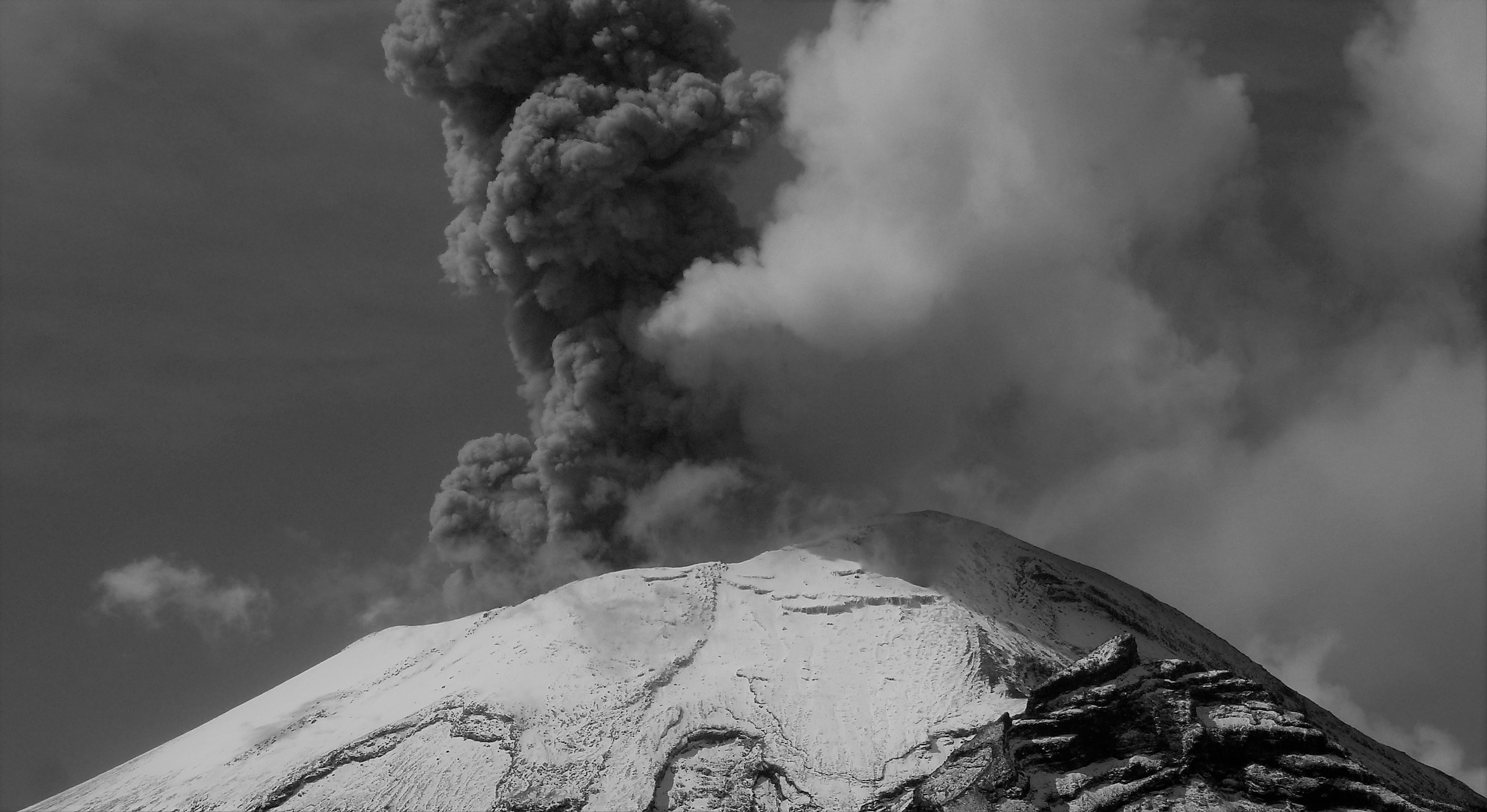 de-rokende-berg-popocat%C3%A9petl-is-actief