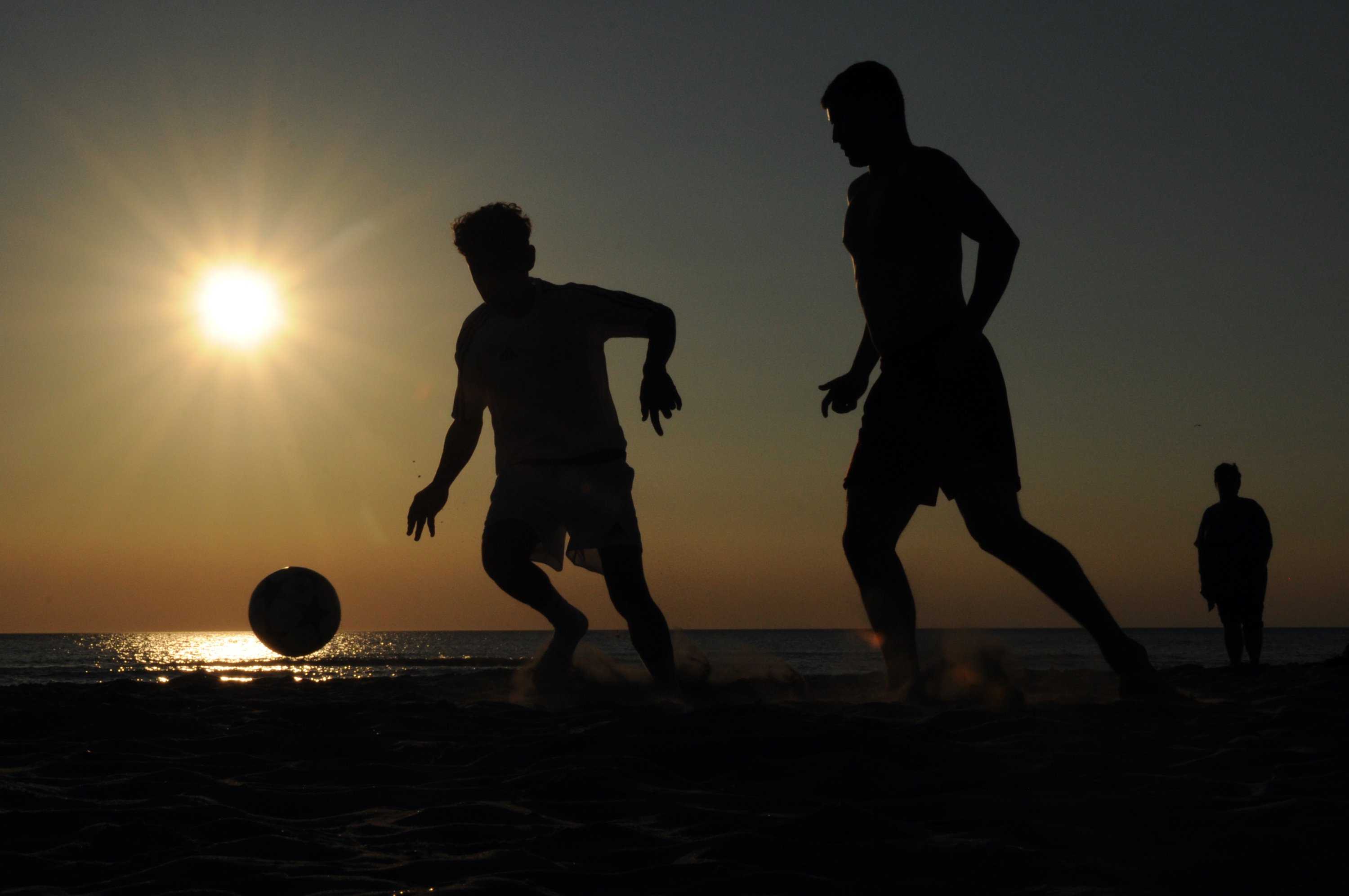 voetbal-aan-het-strand-in-quend