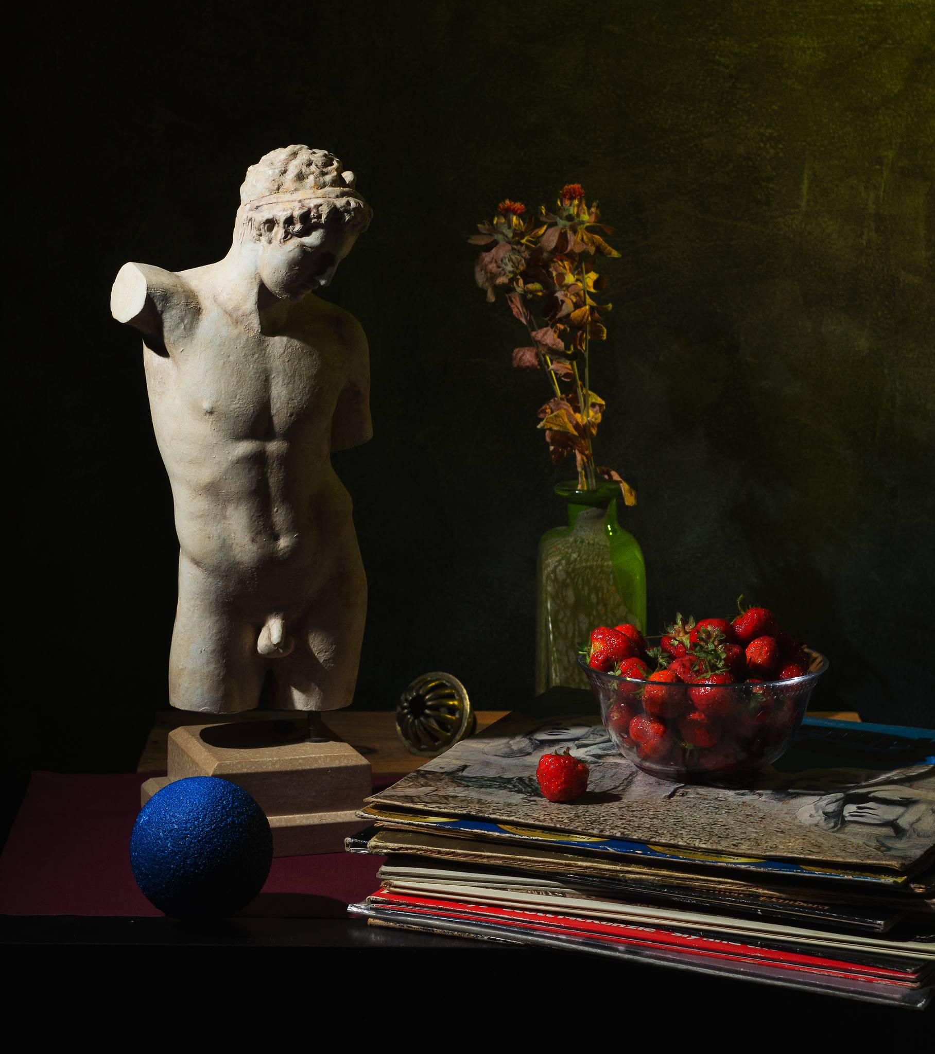 stilleven-met-aardbeien-en-figuur