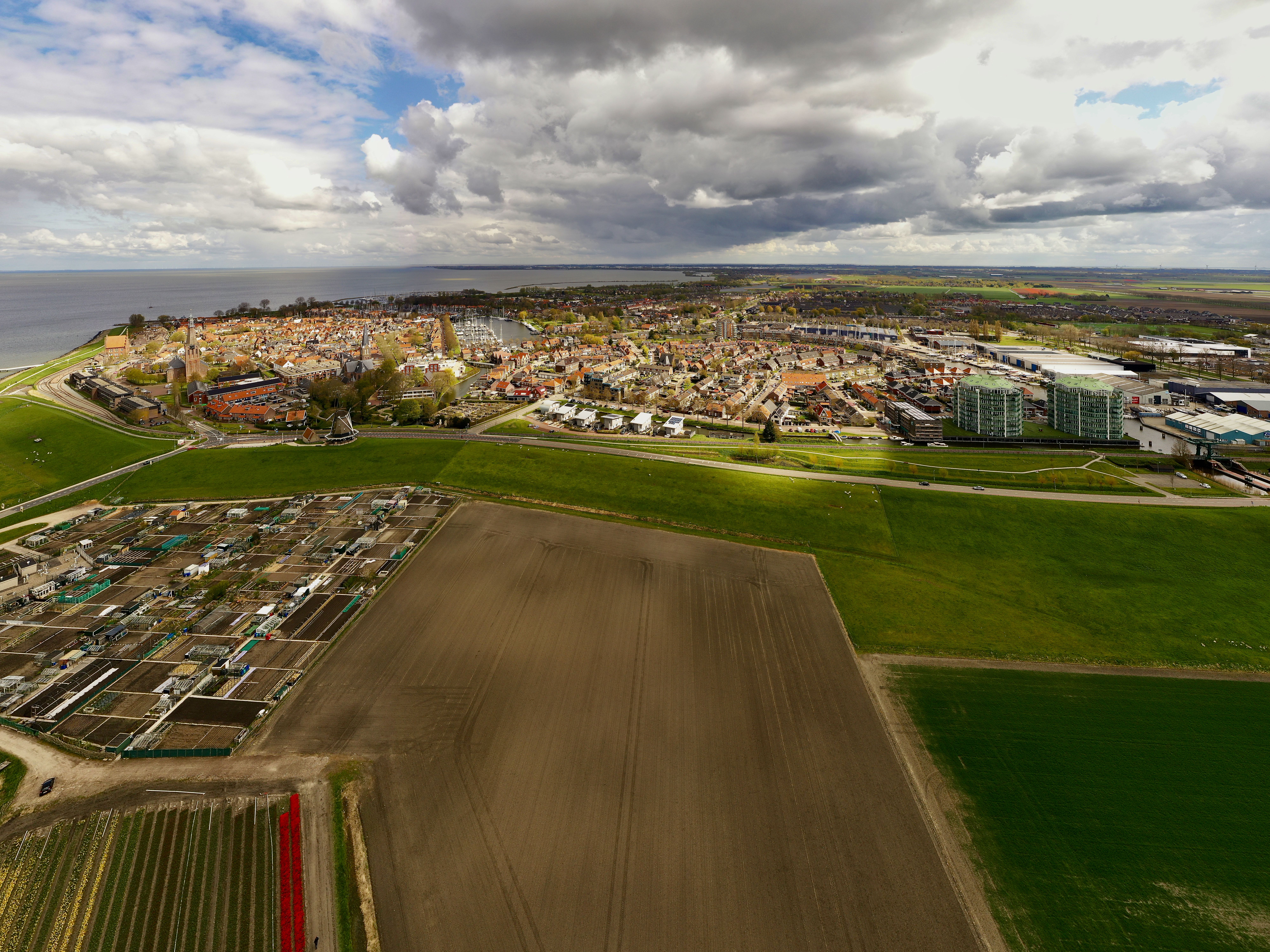 medemblik-onder-de-wolken