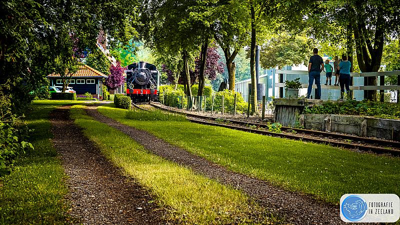 kijken-naar-de-voorbijrazende-stoomtrein