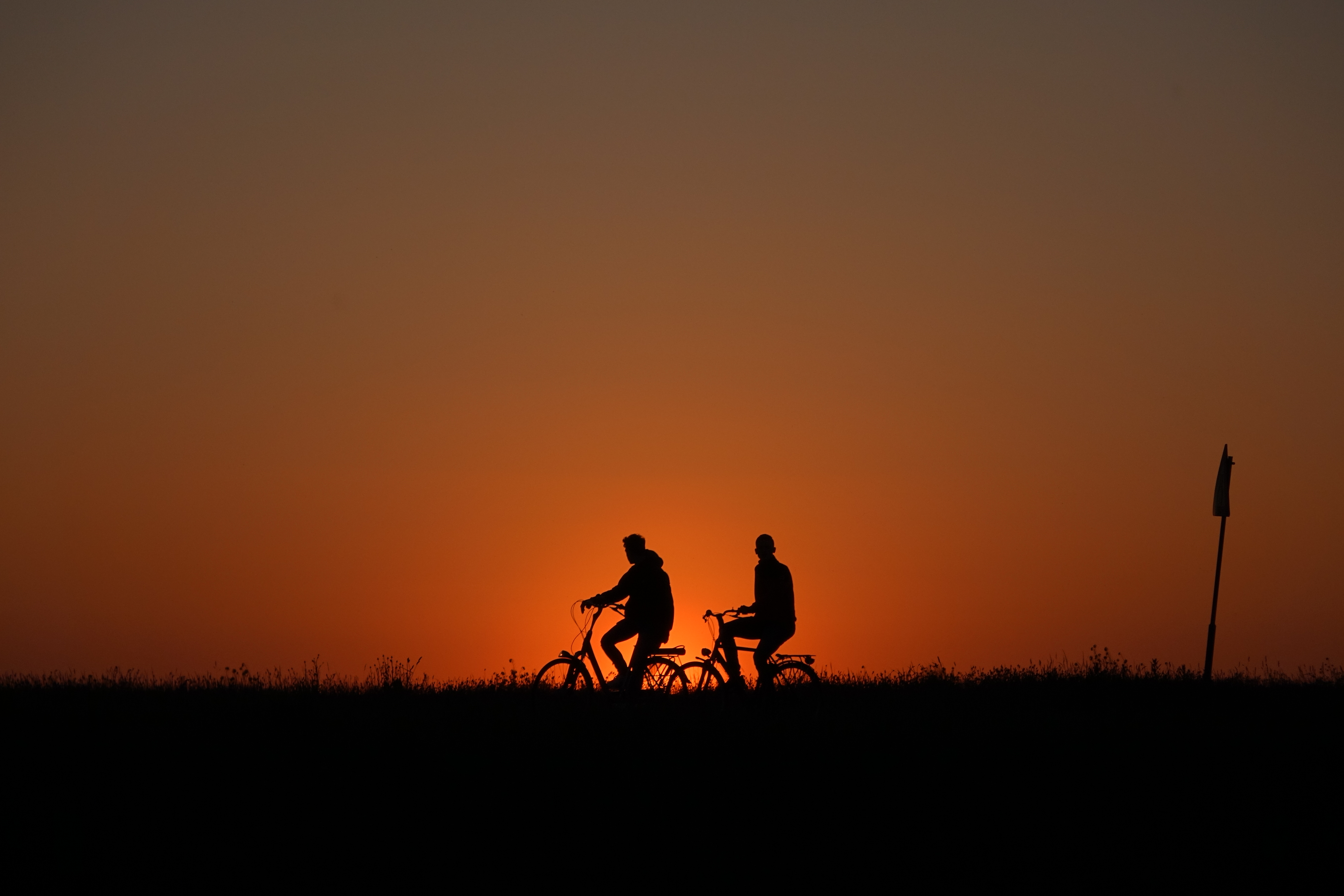 fietsers-in-zonsondergang