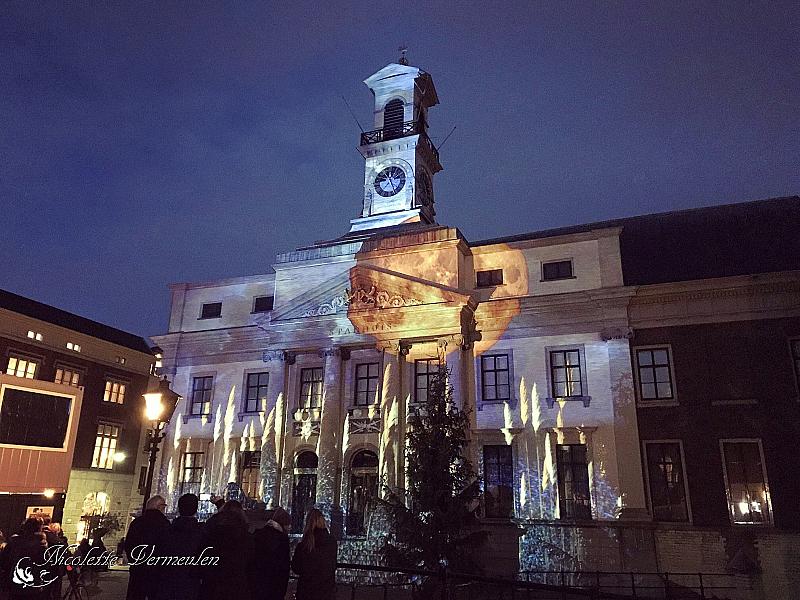 lichtkunst-op-het-stadhuis-van-dordrecht