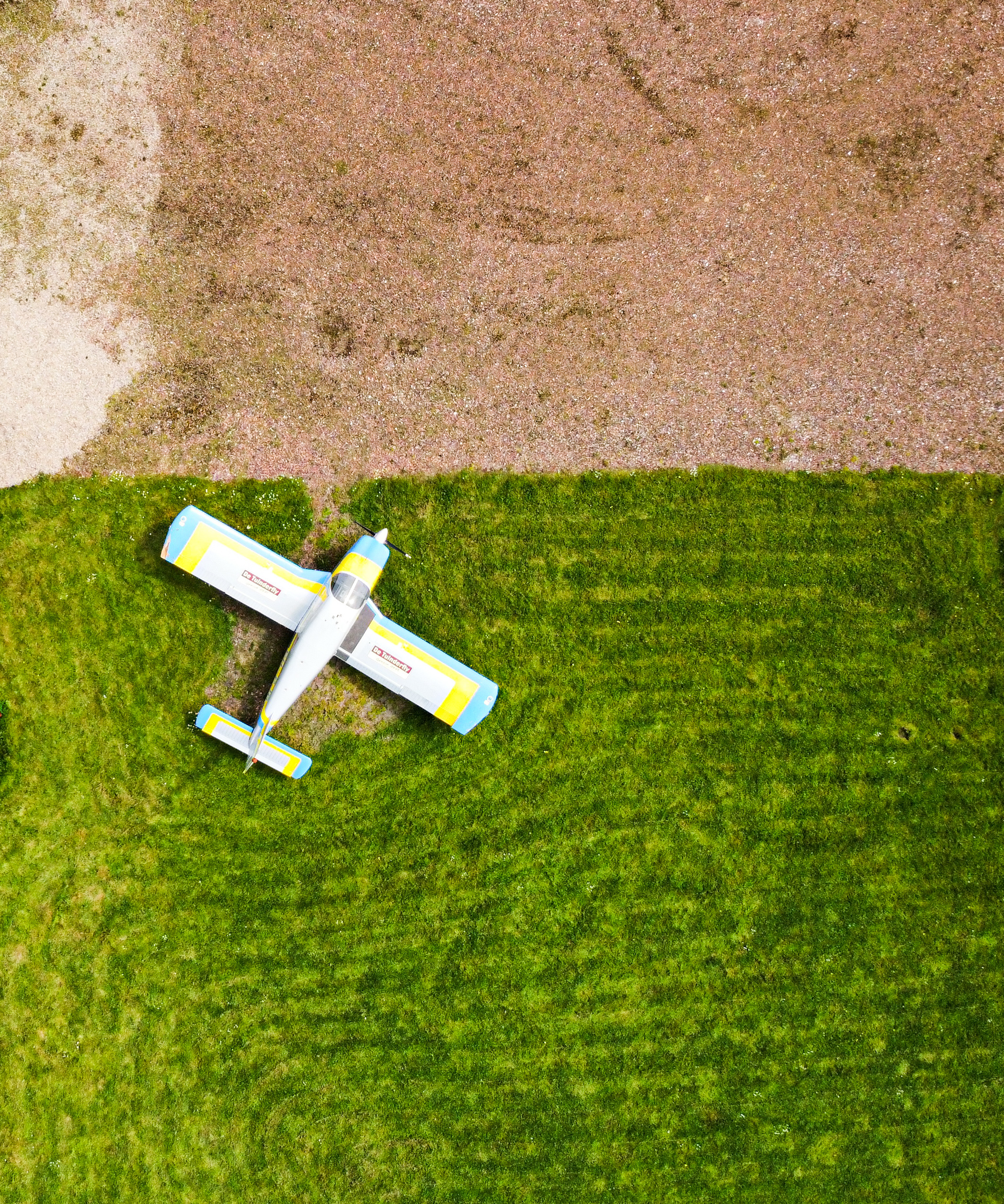 vliegtuig-in-weiland