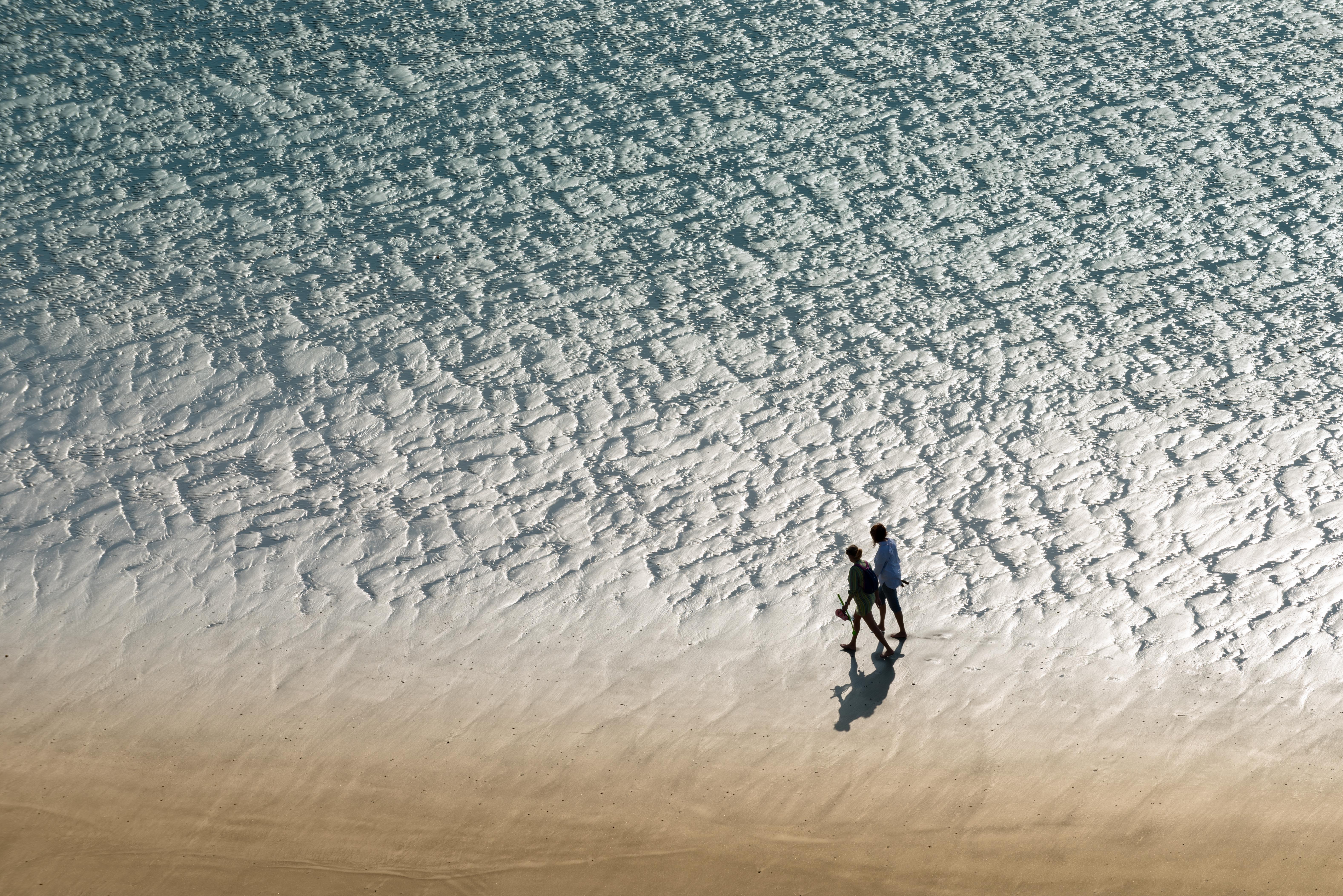 2-meisjes-op-het-strand