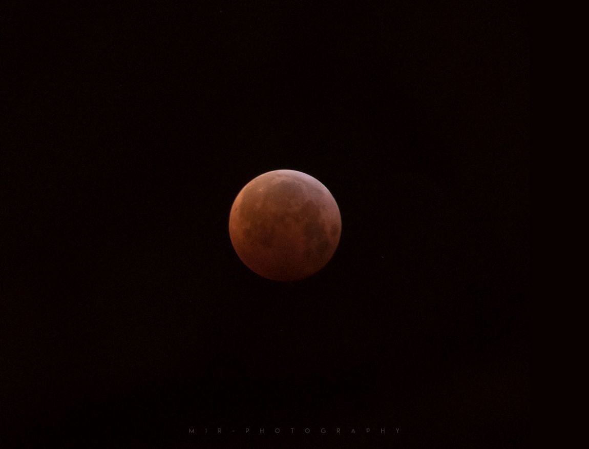 de-bloedmaan-door-jullie-gefotografeerd