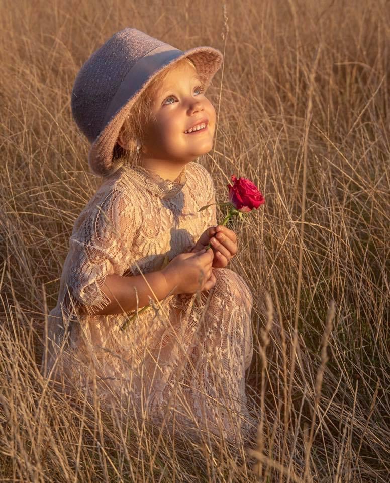 kira-met-het-licht-van-de-zonsondergang