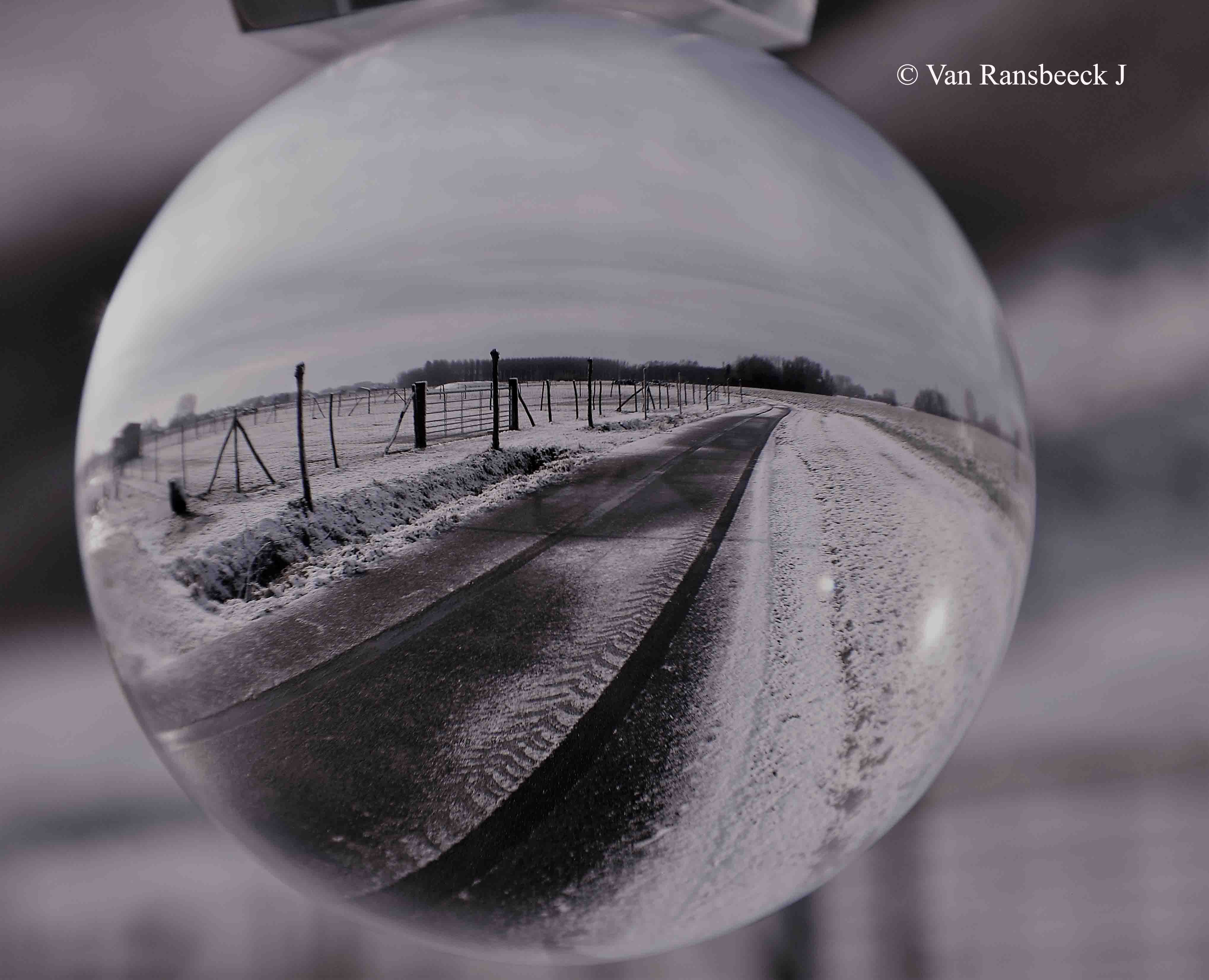 veldweg-in-de-sneeuw