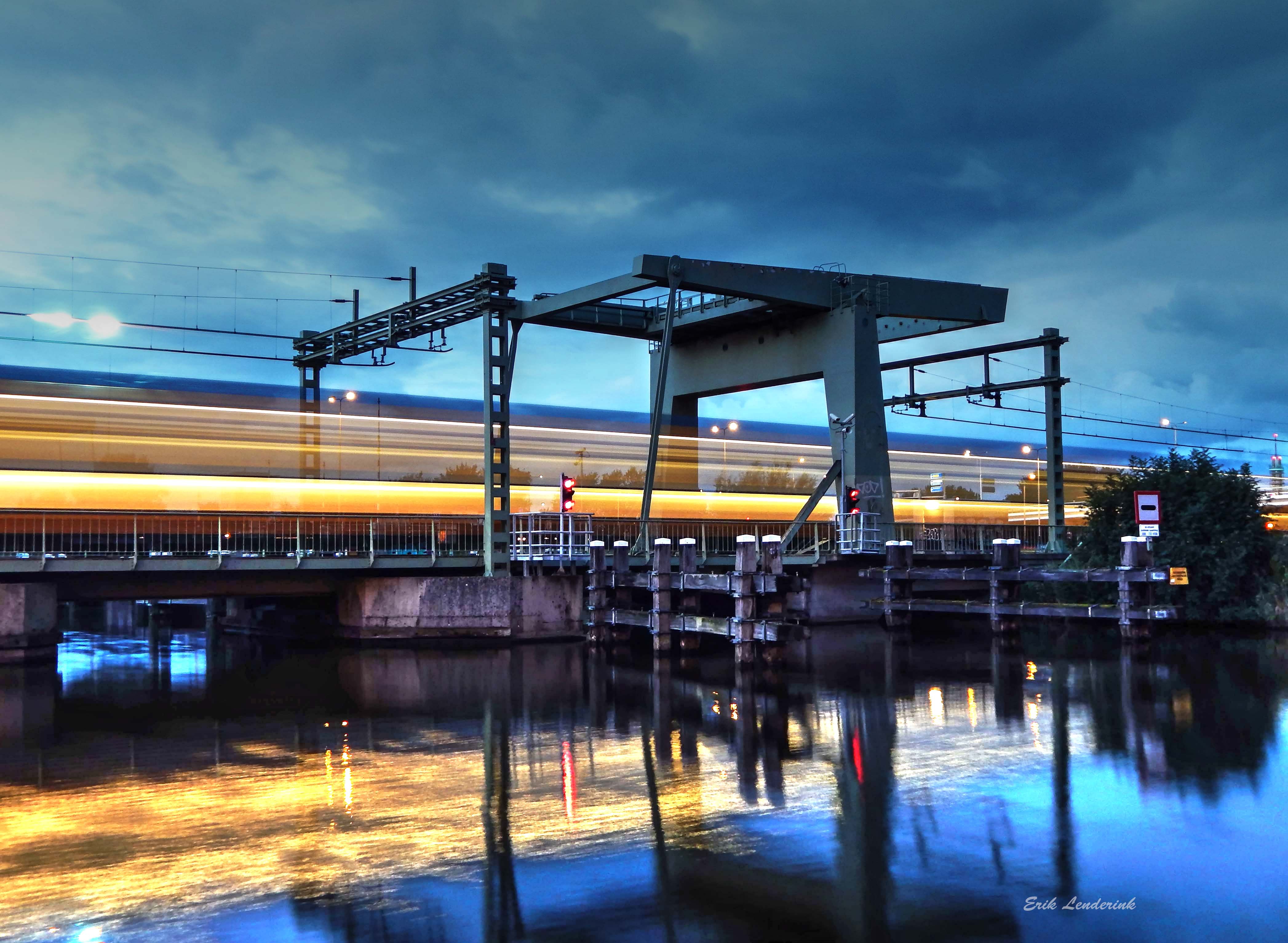 trein-in-het-blauwe-uurtje
