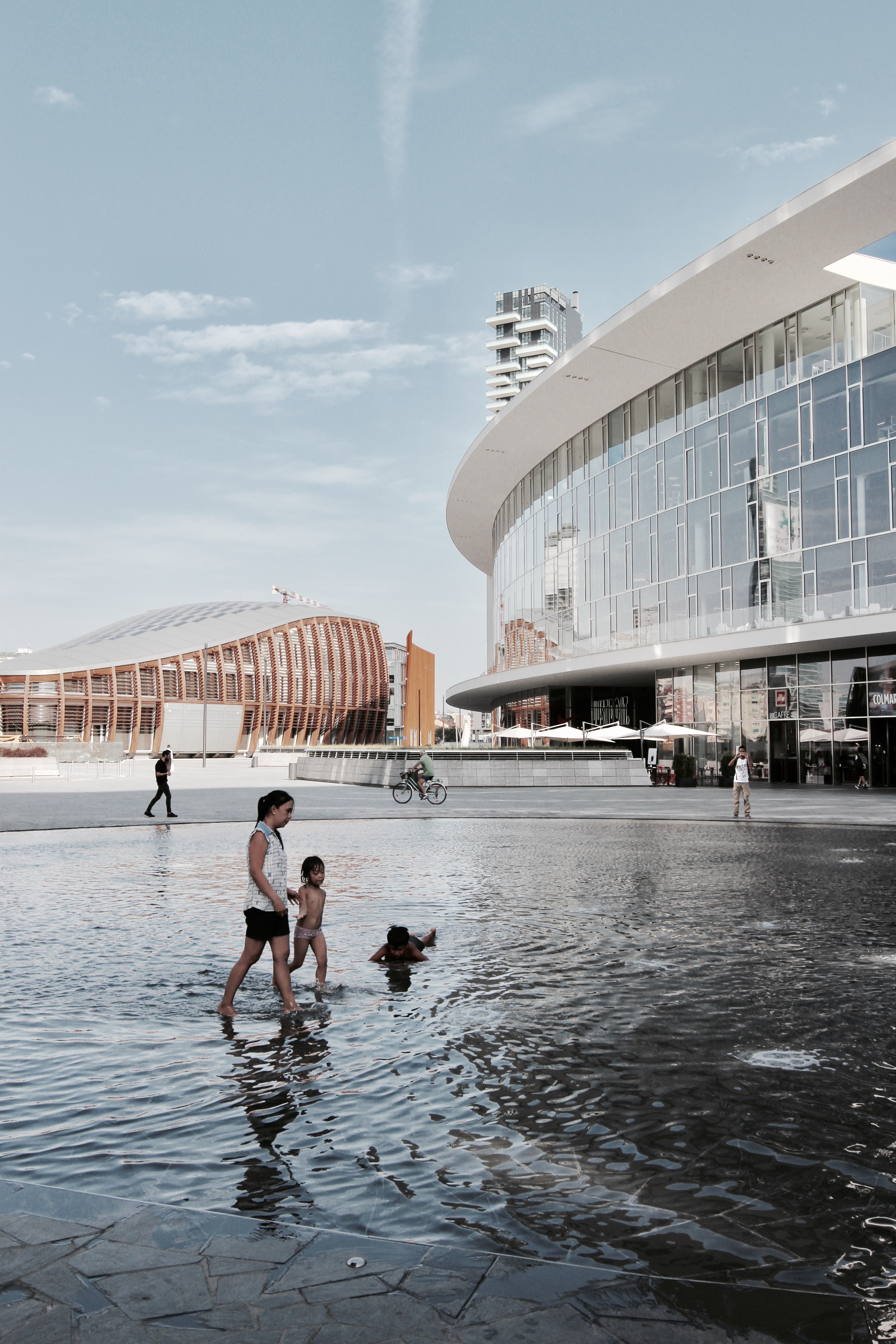 milan-italy-gau-aulenti-square