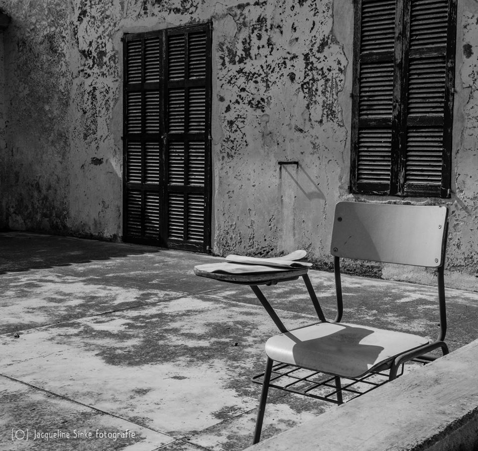 abandoned-chair