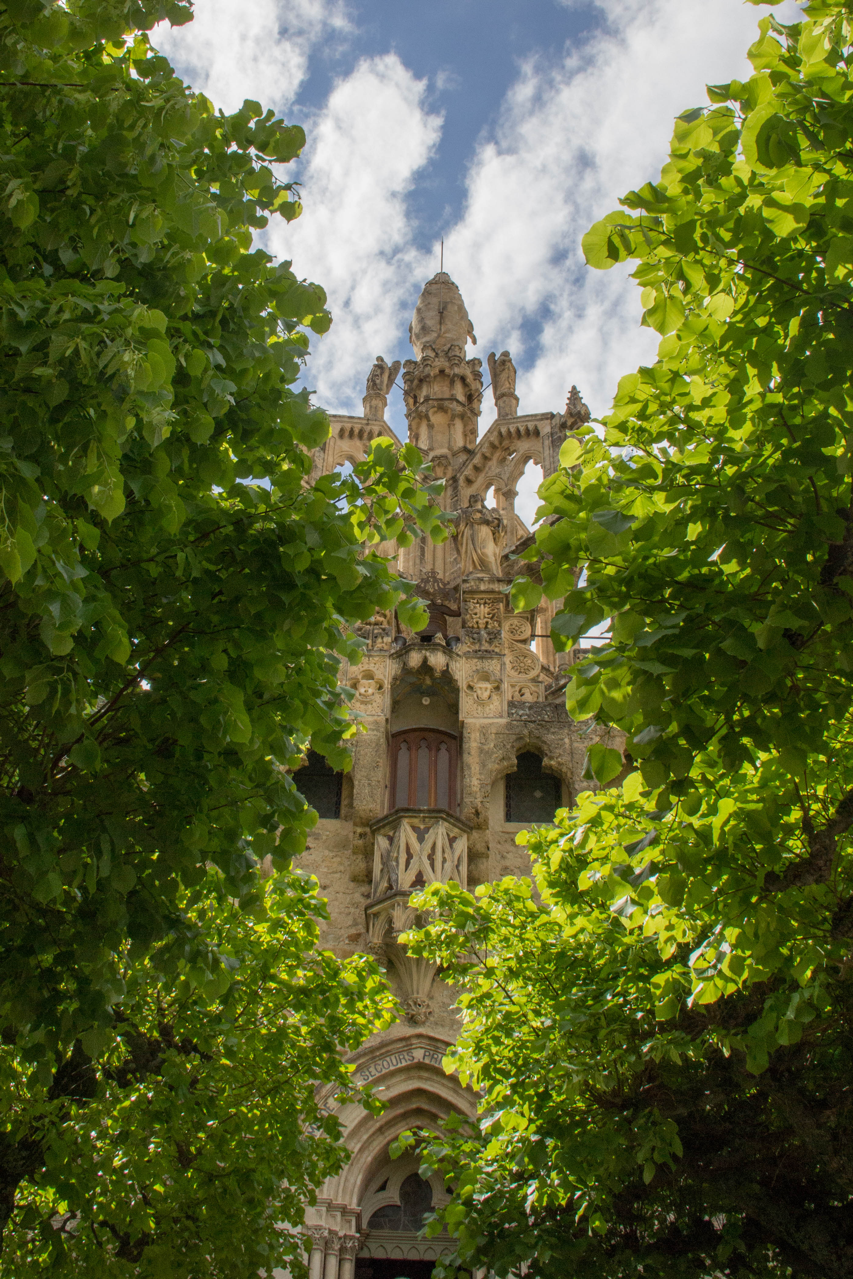 kerkje-achter-de-bomen