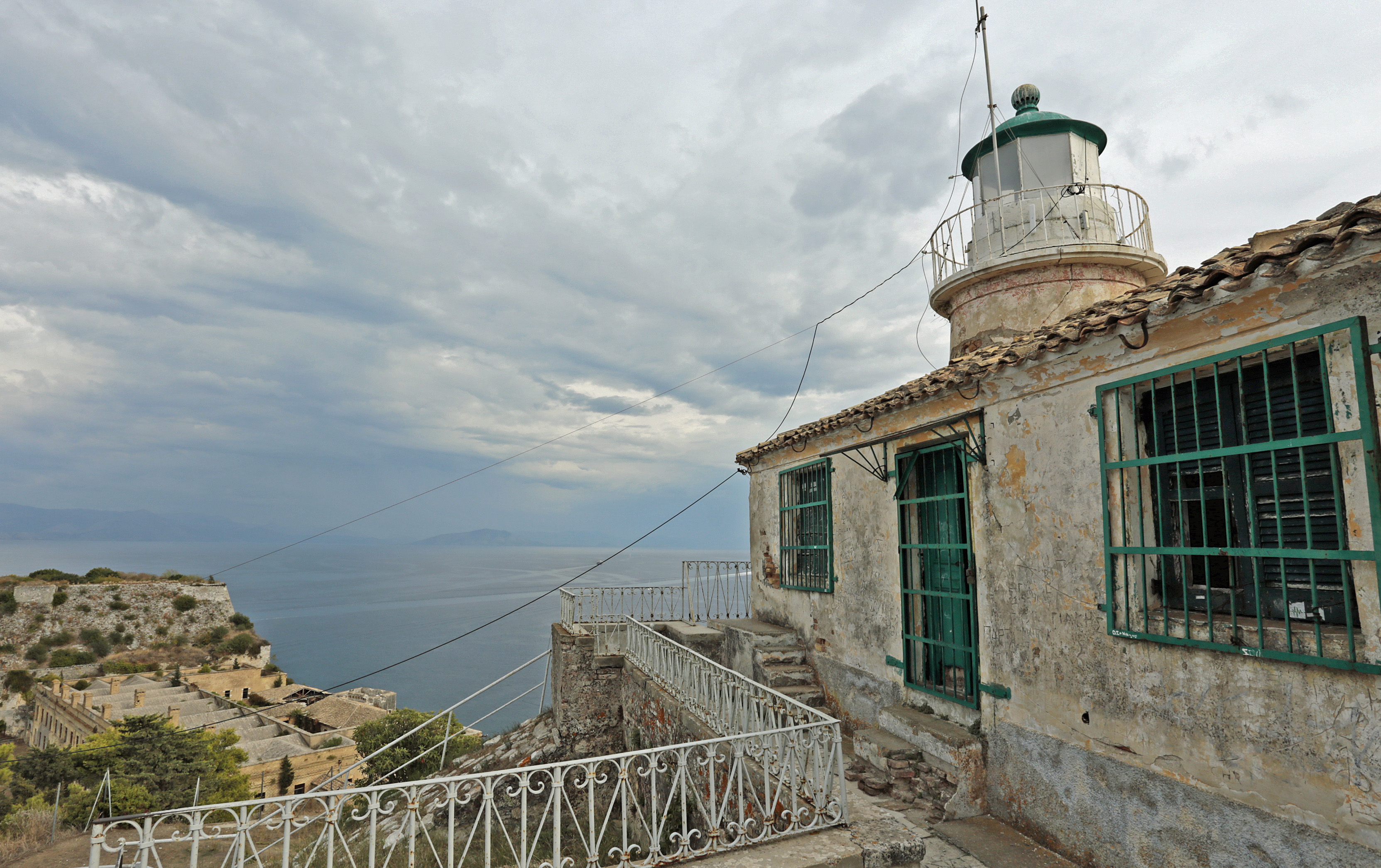verouderde-vuurtoren-op-corfu