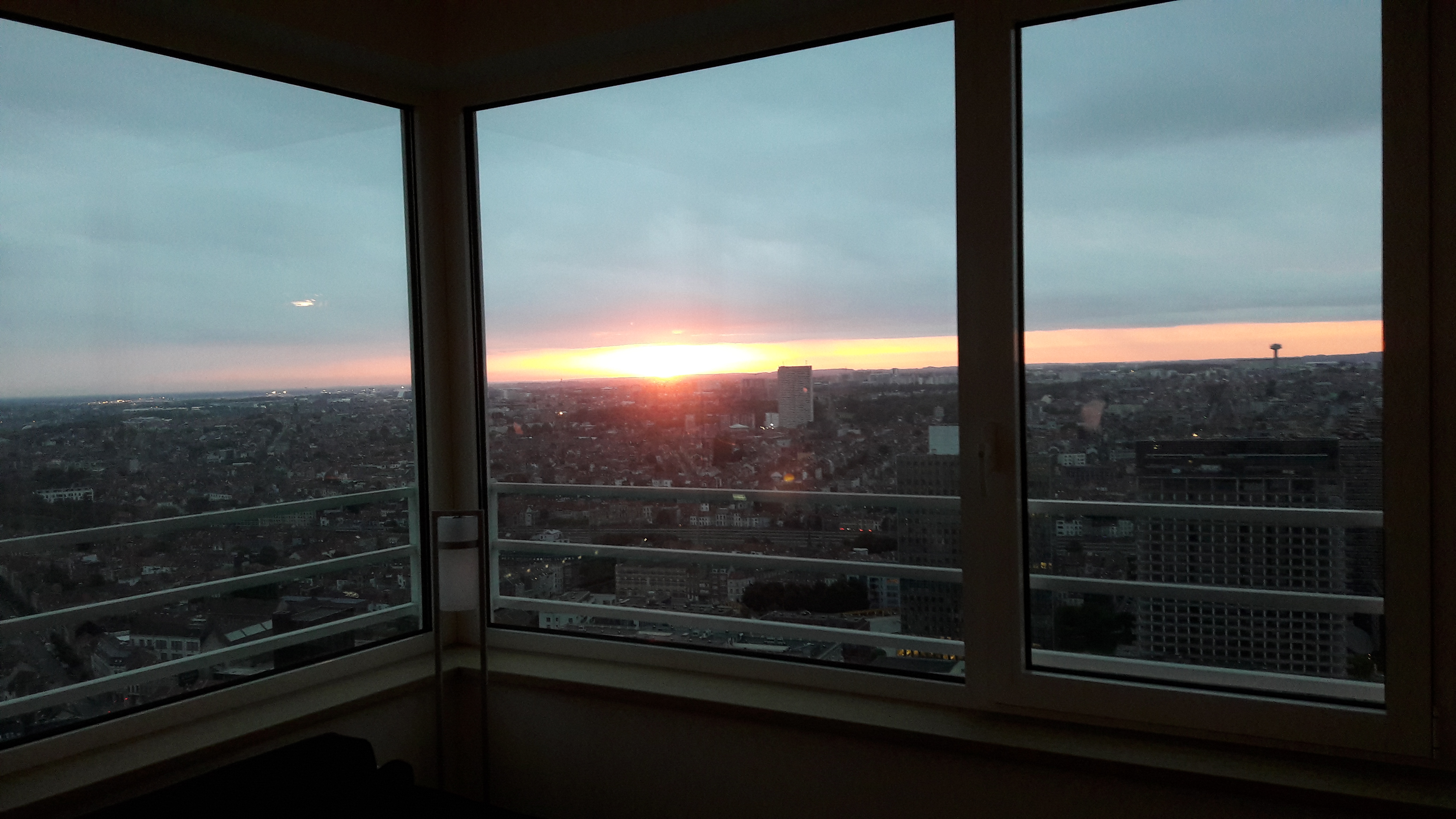 zonsopgang-voor-de-upsitetoren-in-brussel