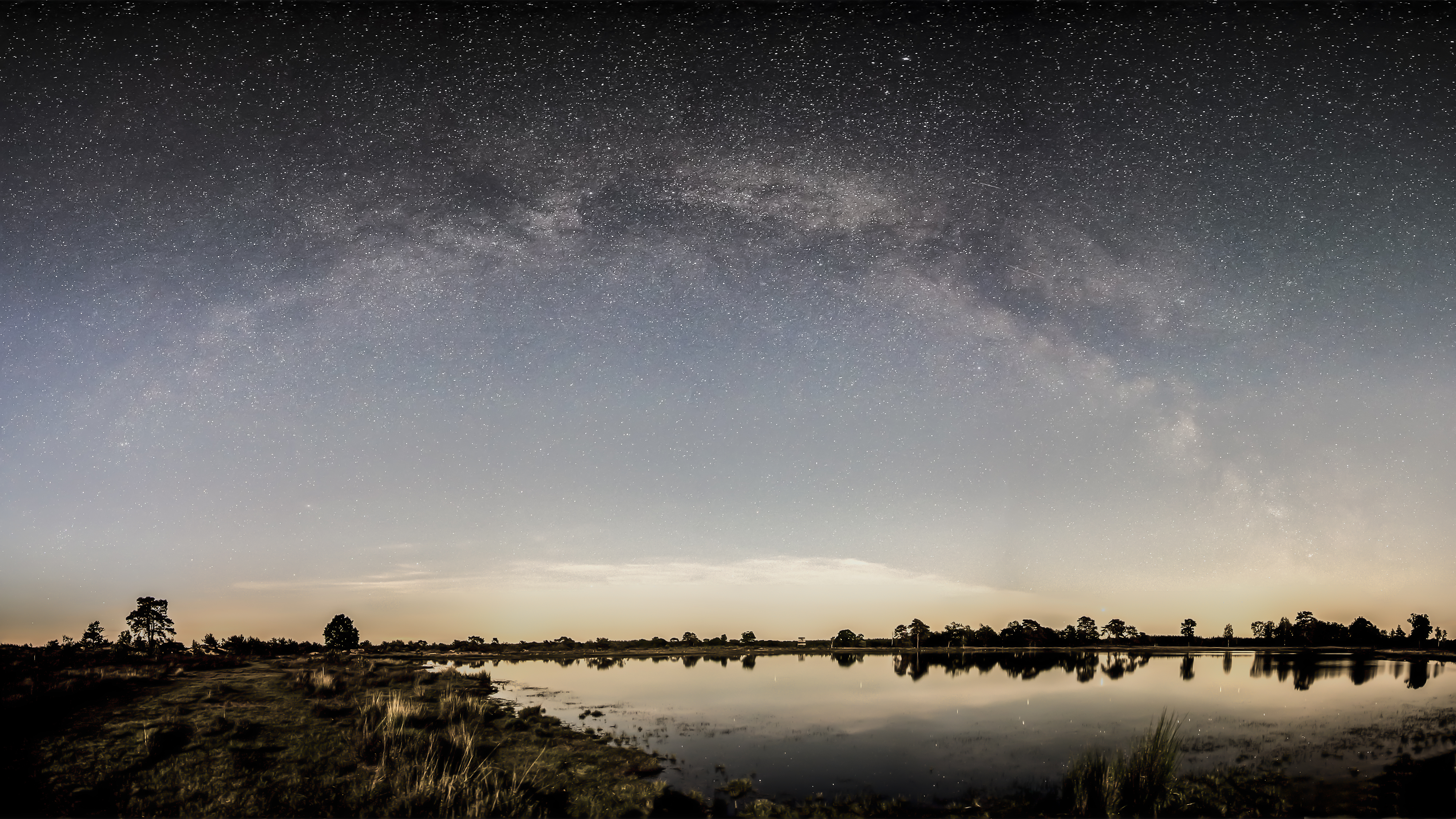panorama-melkweg-bij-halfvolle-maan