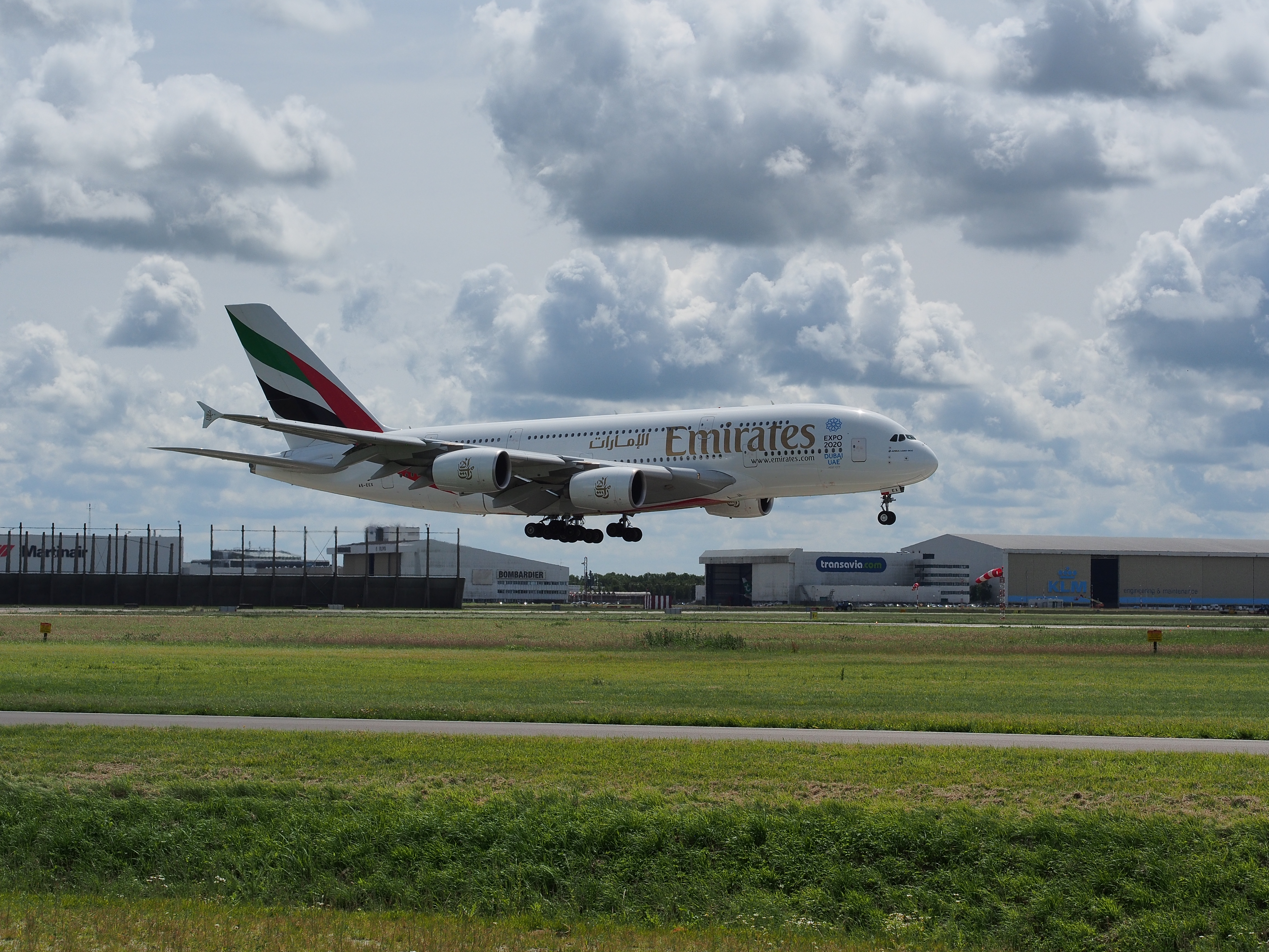 a380-emirates-landing-op-schiphol
