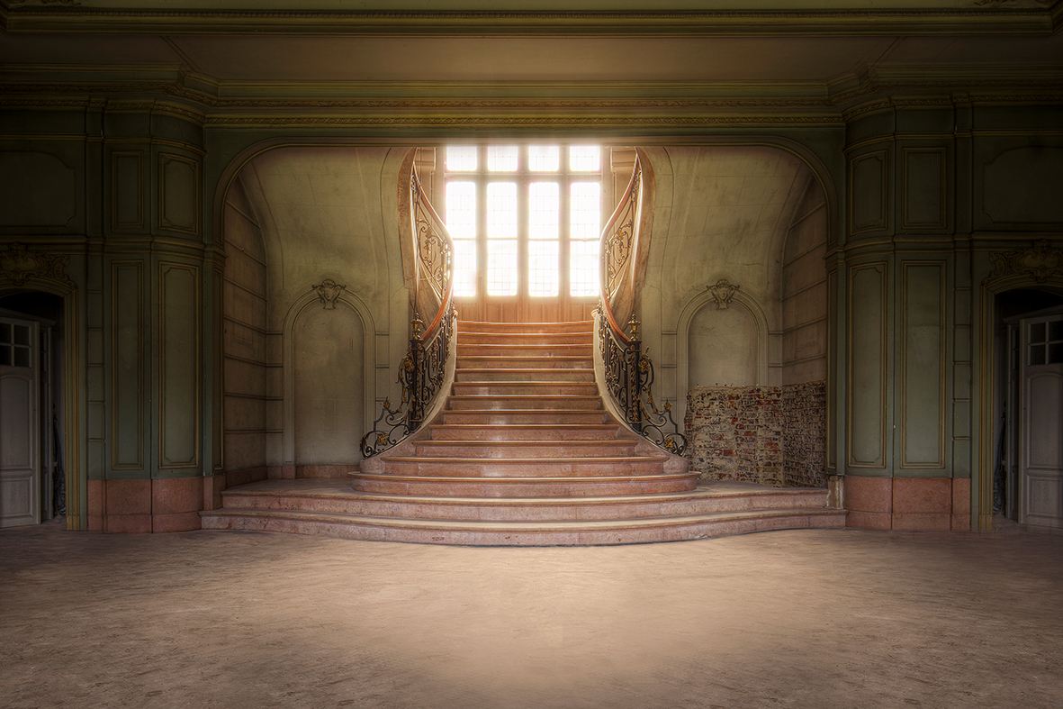 prachtige-trap-in-een-verlaten-villa