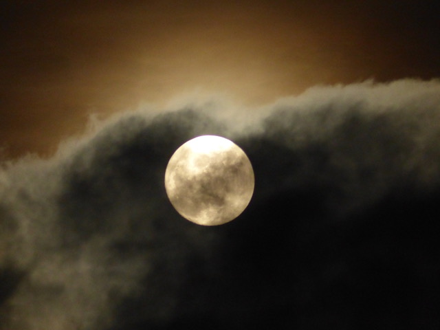 volle-maan-tussen-de-wolken