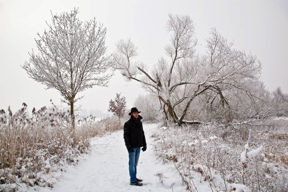 stap-voor-stap-kleurt-hij-het-witte-landschap
